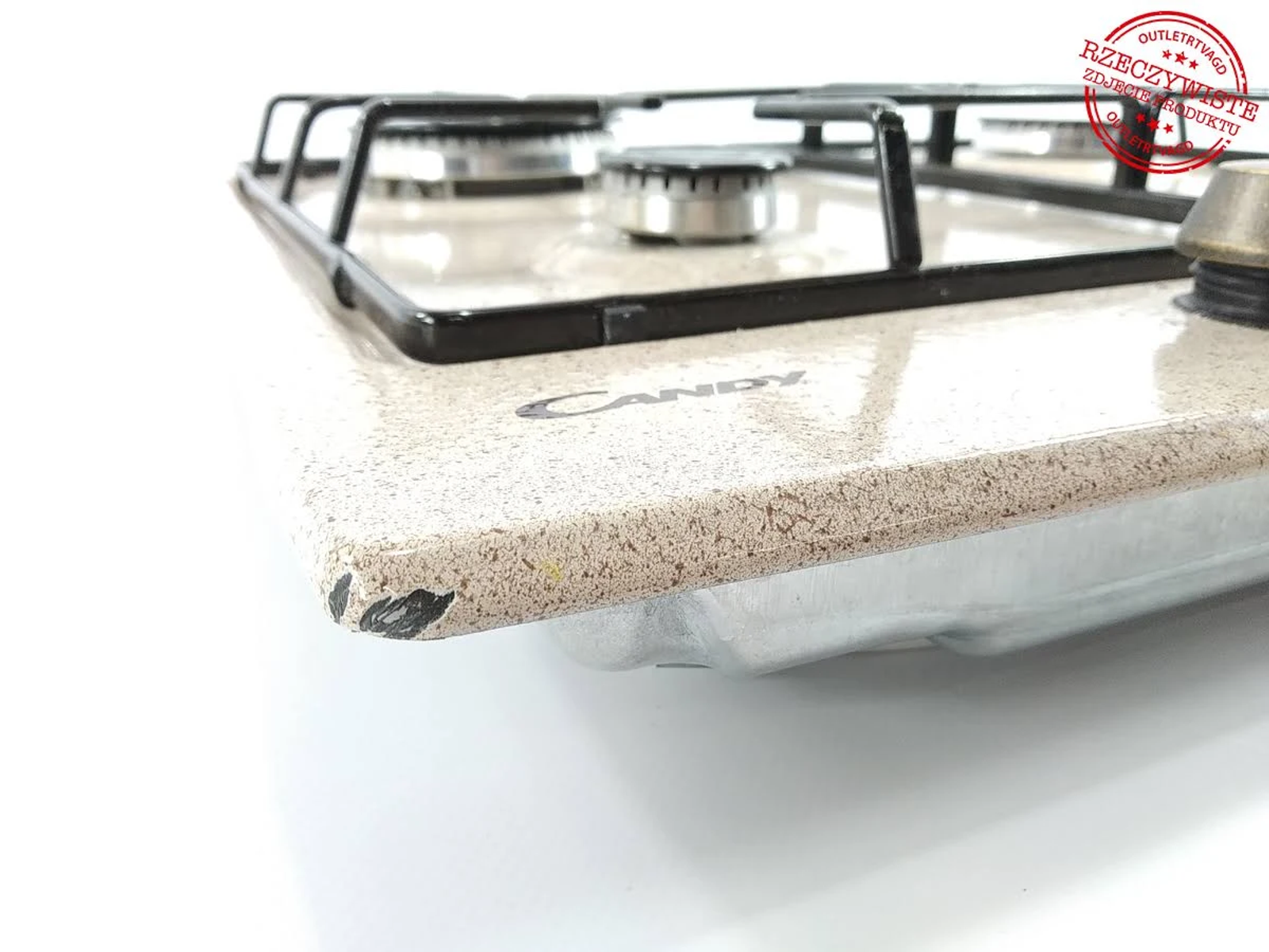 Czerwony smartfon ZTE Blade, pokazujący widoki z tyłu i z przodu.