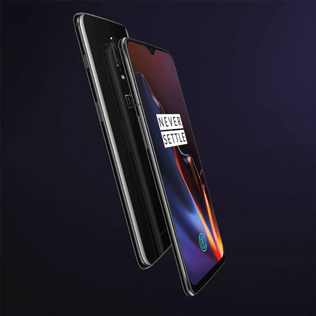 Telefono nero e nero, che mostra lo schermo. Sfondo scuro.