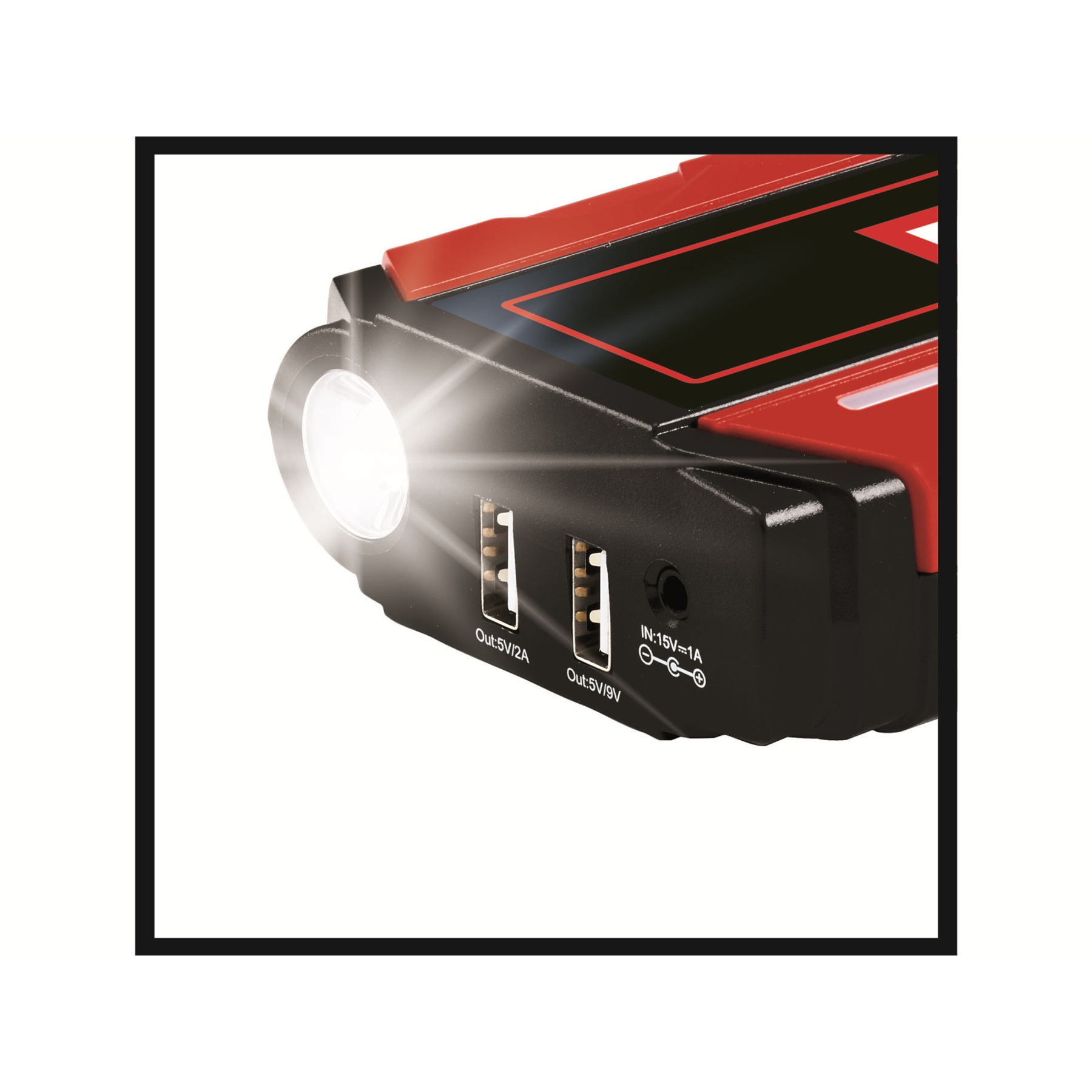 Nahaufnahme einer roten und schwarzen Powerbank mit Taschenlampe und USB-Anschlüssen.