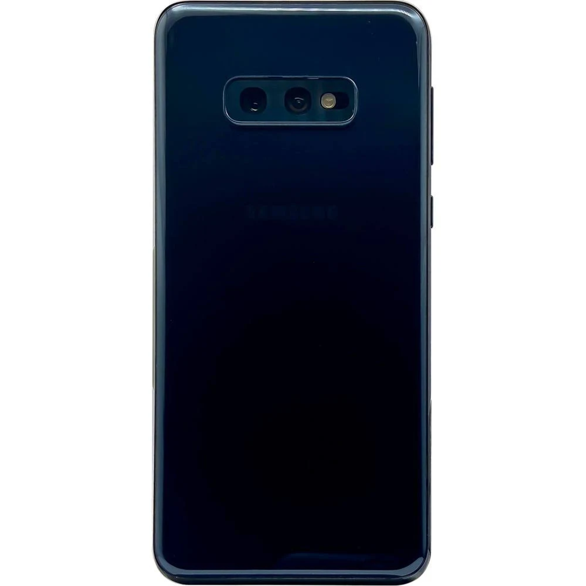 Retro di uno smartphone nero. Presenta tre fotocamere e il logo Samsung. Sfondo bianco.