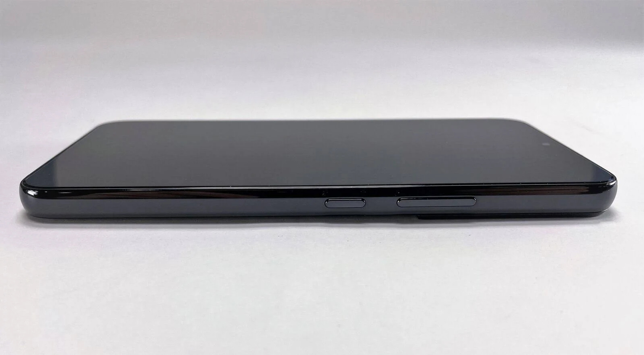 Un primo piano del lato di uno smartphone nero che mostra i pulsanti.