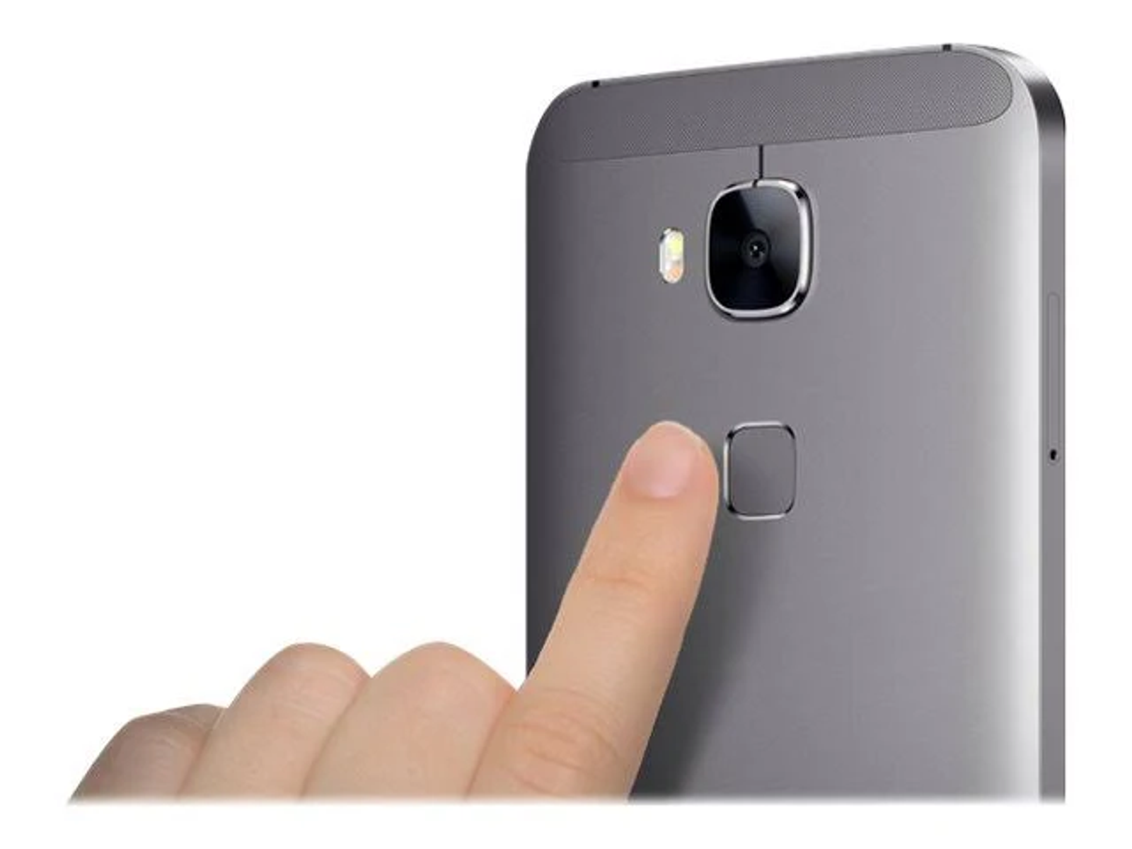 Hand mit Finger, der die Rückseite eines grauen Telefons berührt, in der Nähe eines Kameraobjektivs.