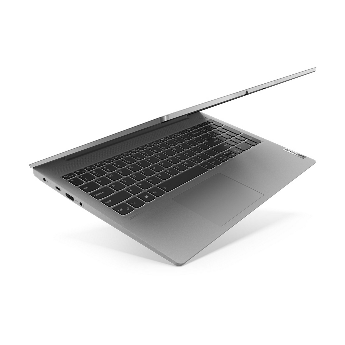 Un laptop argentato è aperto, mostra la tastiera e lo schermo. Inclinato su una superficie bianca.