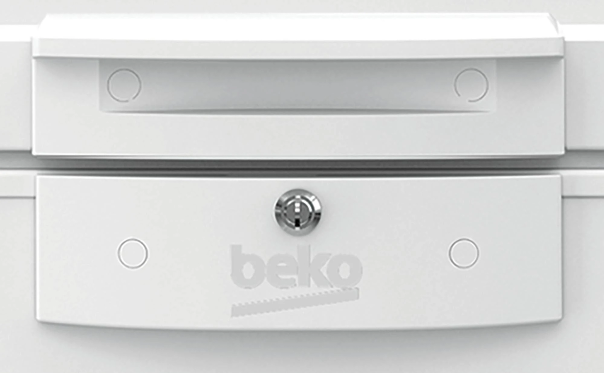 Puerta blanca de frigorífico Beko con asa y logotipo de la marca.