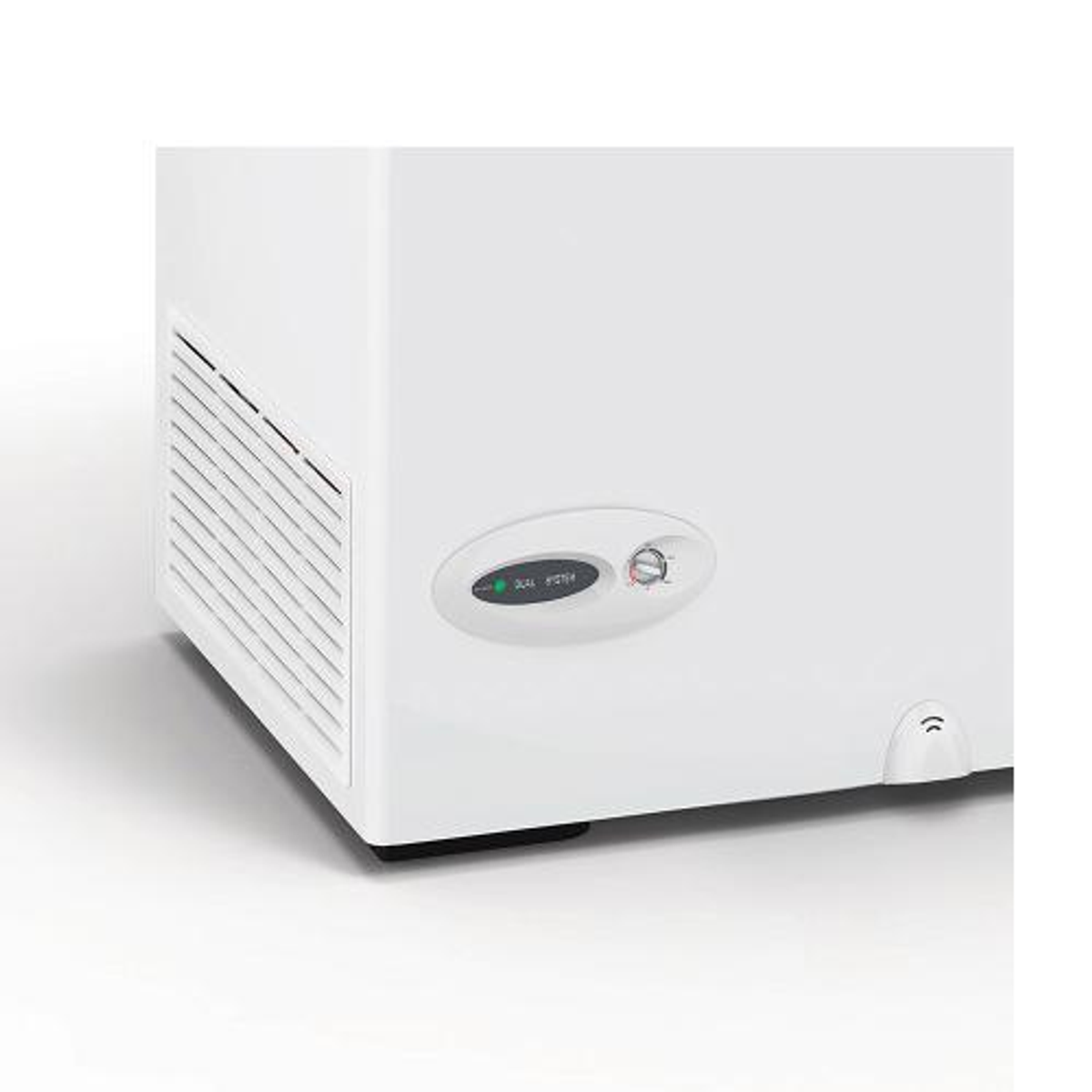 Congelador blanco, vista lateral con panel de control a la derecha.