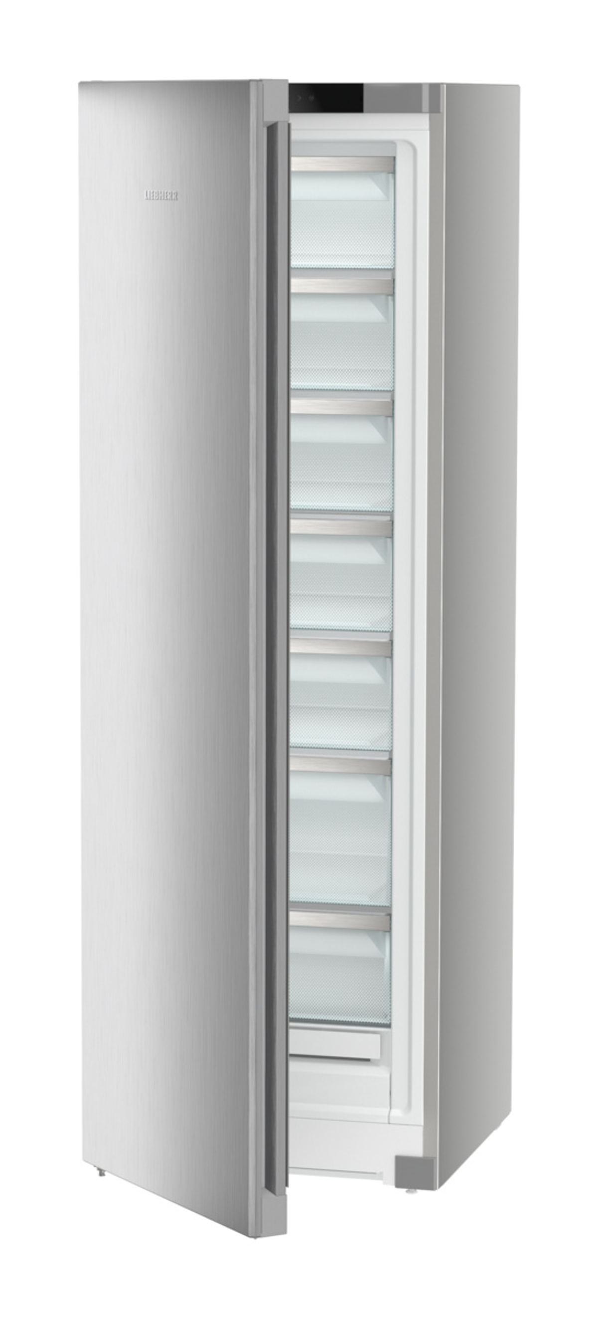 Un frigorífico plateado con la puerta abierta, mostrando los estantes interiores y el contenido.