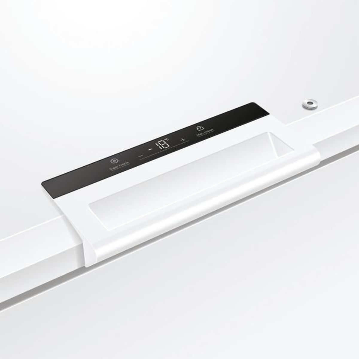 Primo piano su una maniglia del congelatore bianca con un display digitale che mostra i comandi e le impostazioni della temperatura.