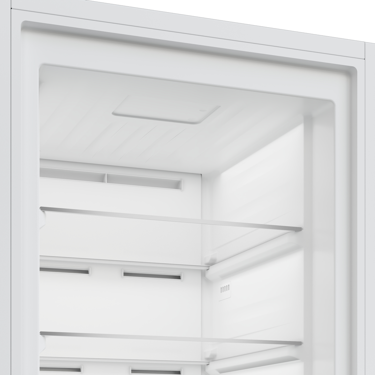 Vista interior de un refrigerador blanco, mostrando estantes y compartimentos, todo limpio.