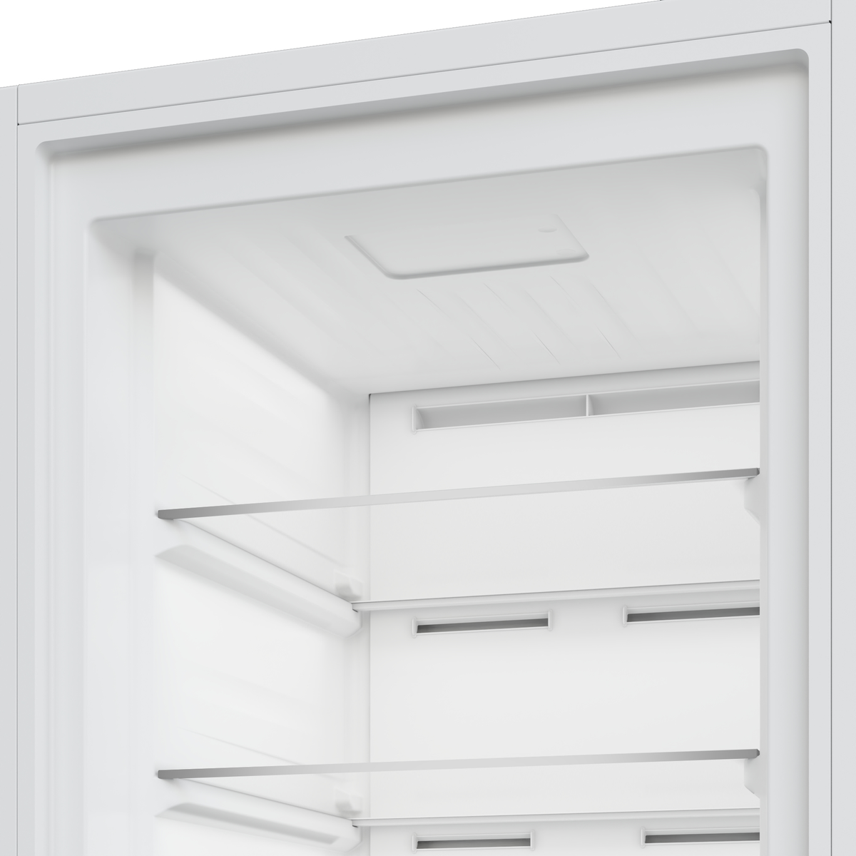 Interior de un refrigerador blanco, mostrando estantes y estructura interna.