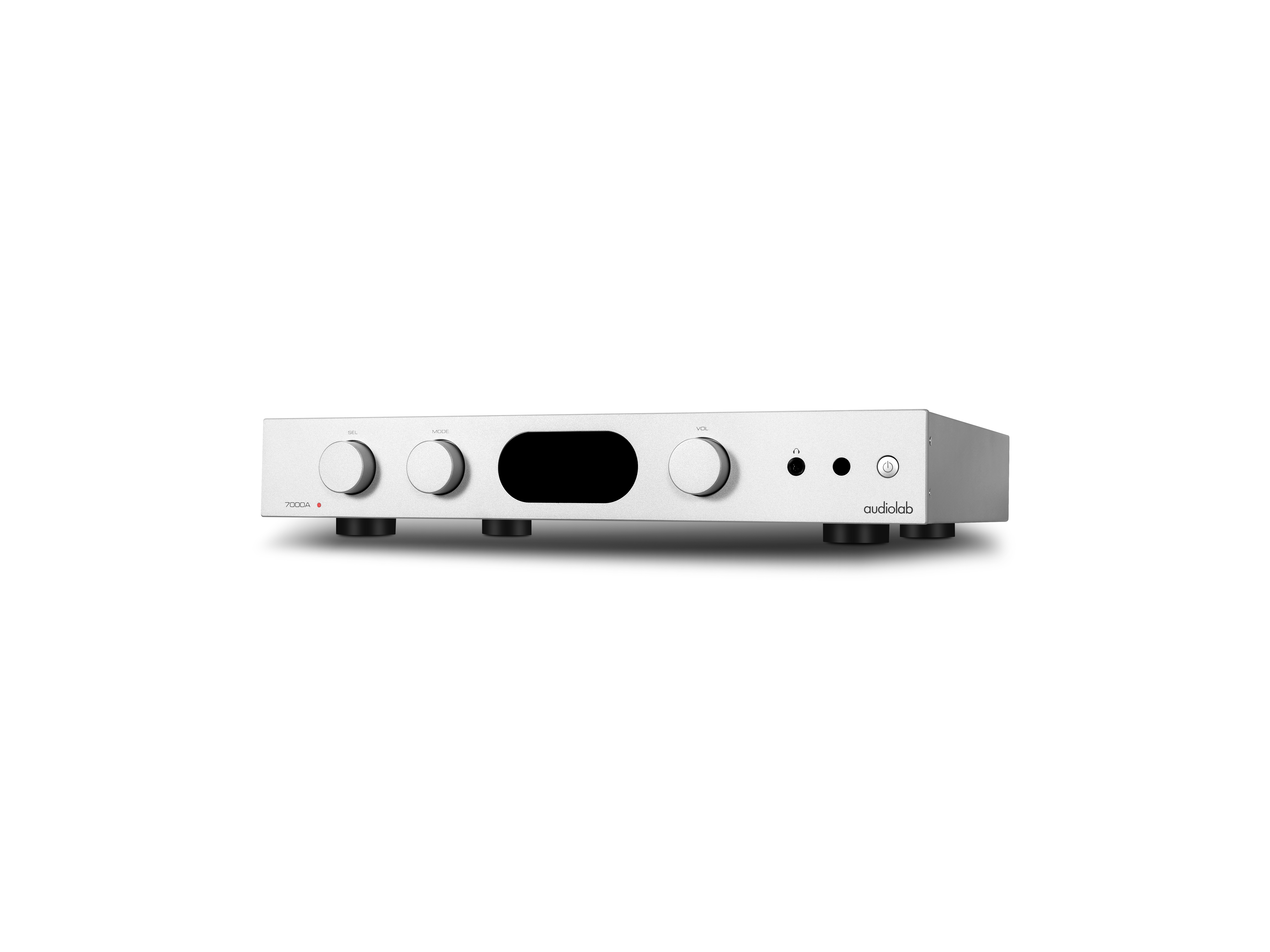 Zilveren audioversterker met knoppen en knoppen. De versterker staat op een witte achtergrond.