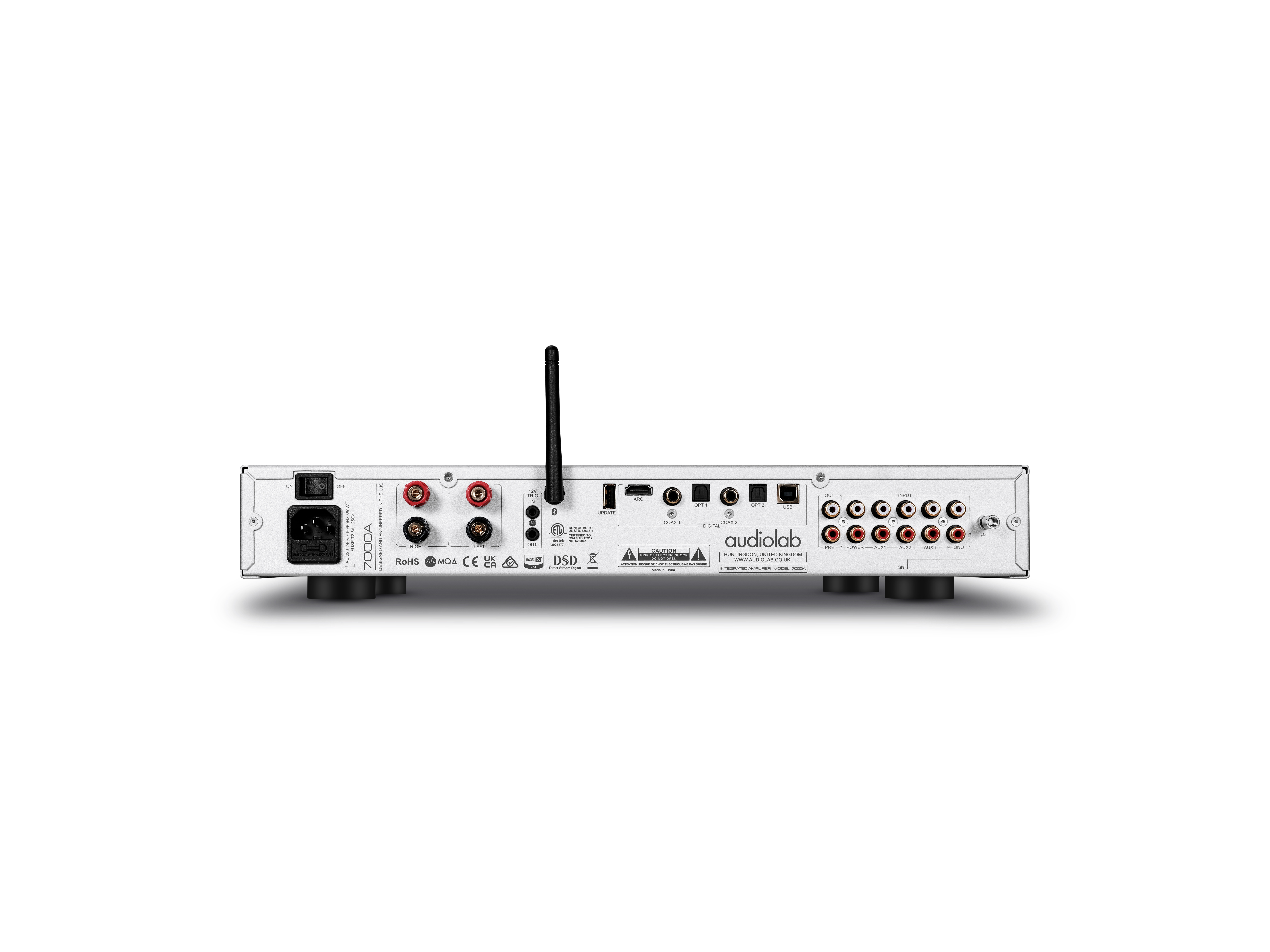 Achterkant van een witte audio-ontvanger met connectoren en een antenne. Zwarte tekst vooraan.