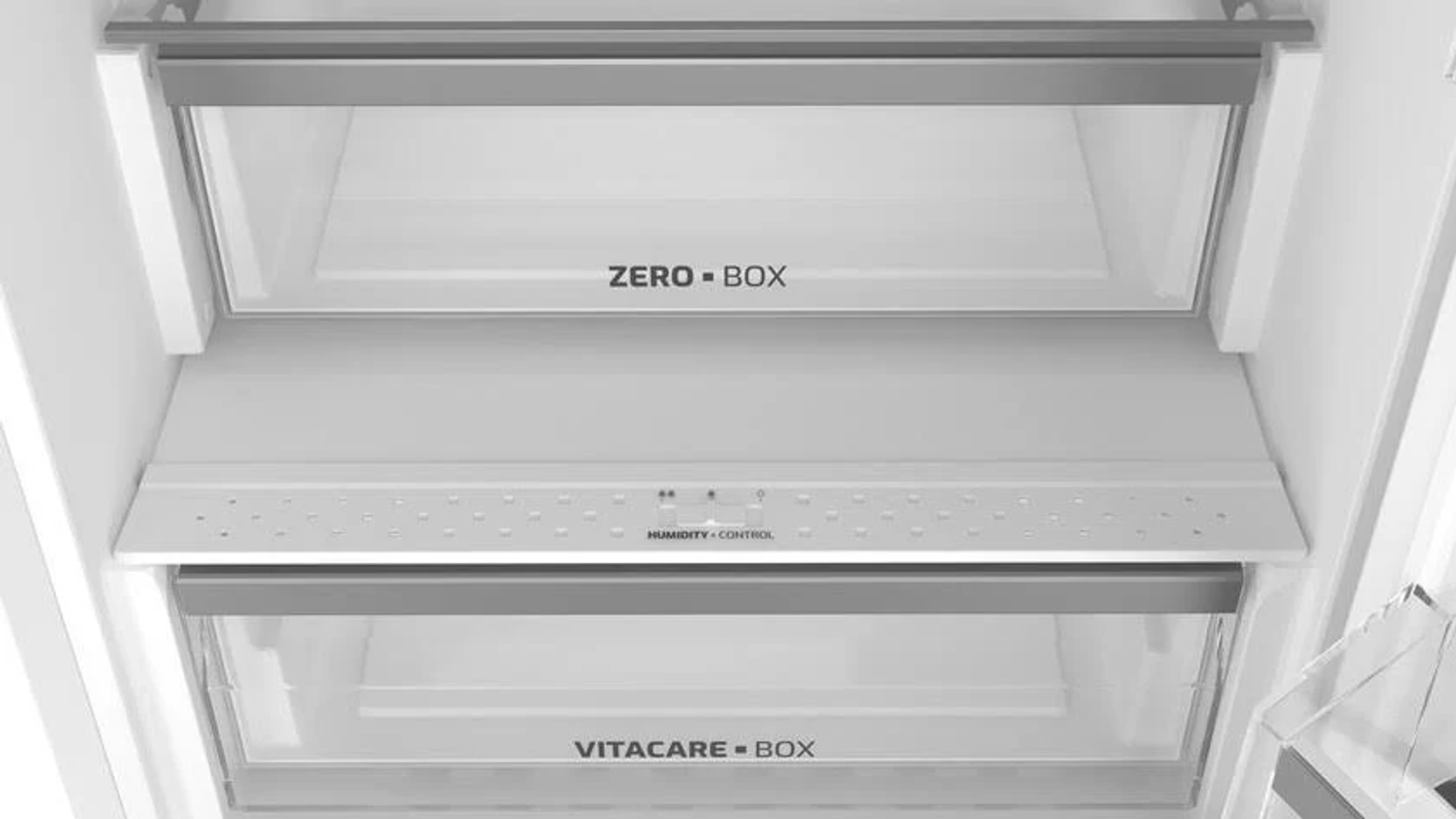 Detalle interior del refrigerador: etiquetas zero-box y vitacare-box visibles. Fondo blanco.