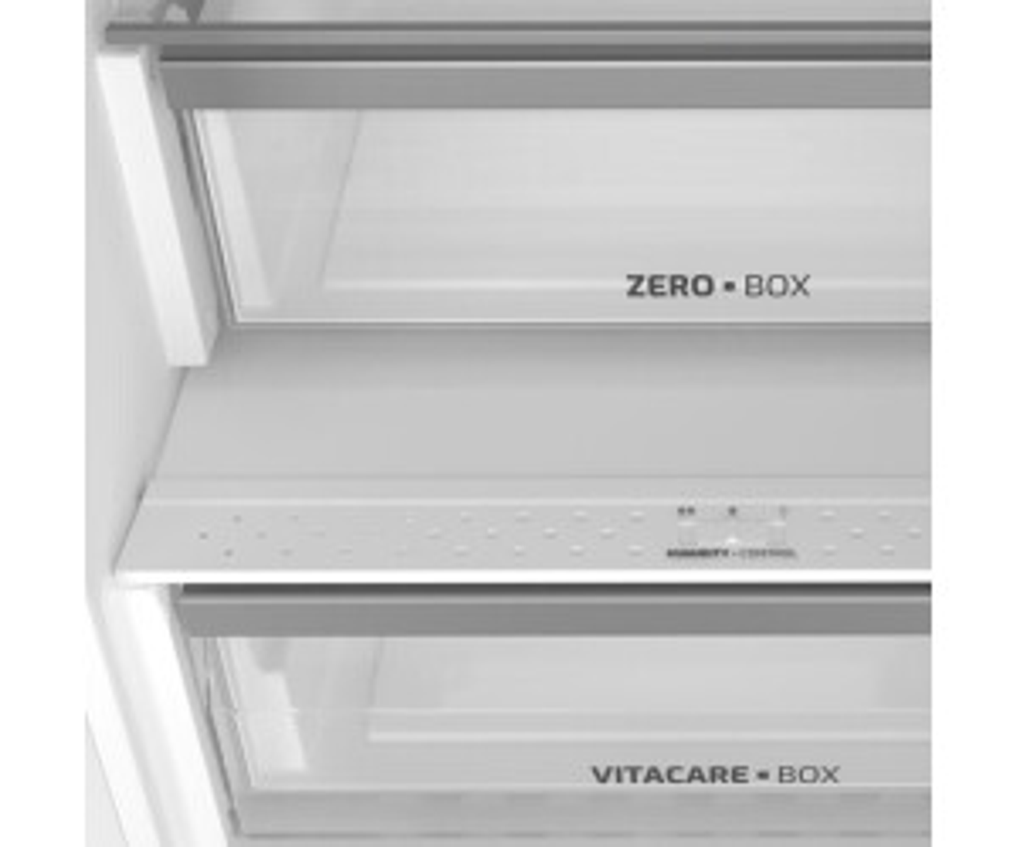 Primer plano de cajones de frigorífico, etiquetados 'ZERO-BOX' y 'VITACARE-BOX'.