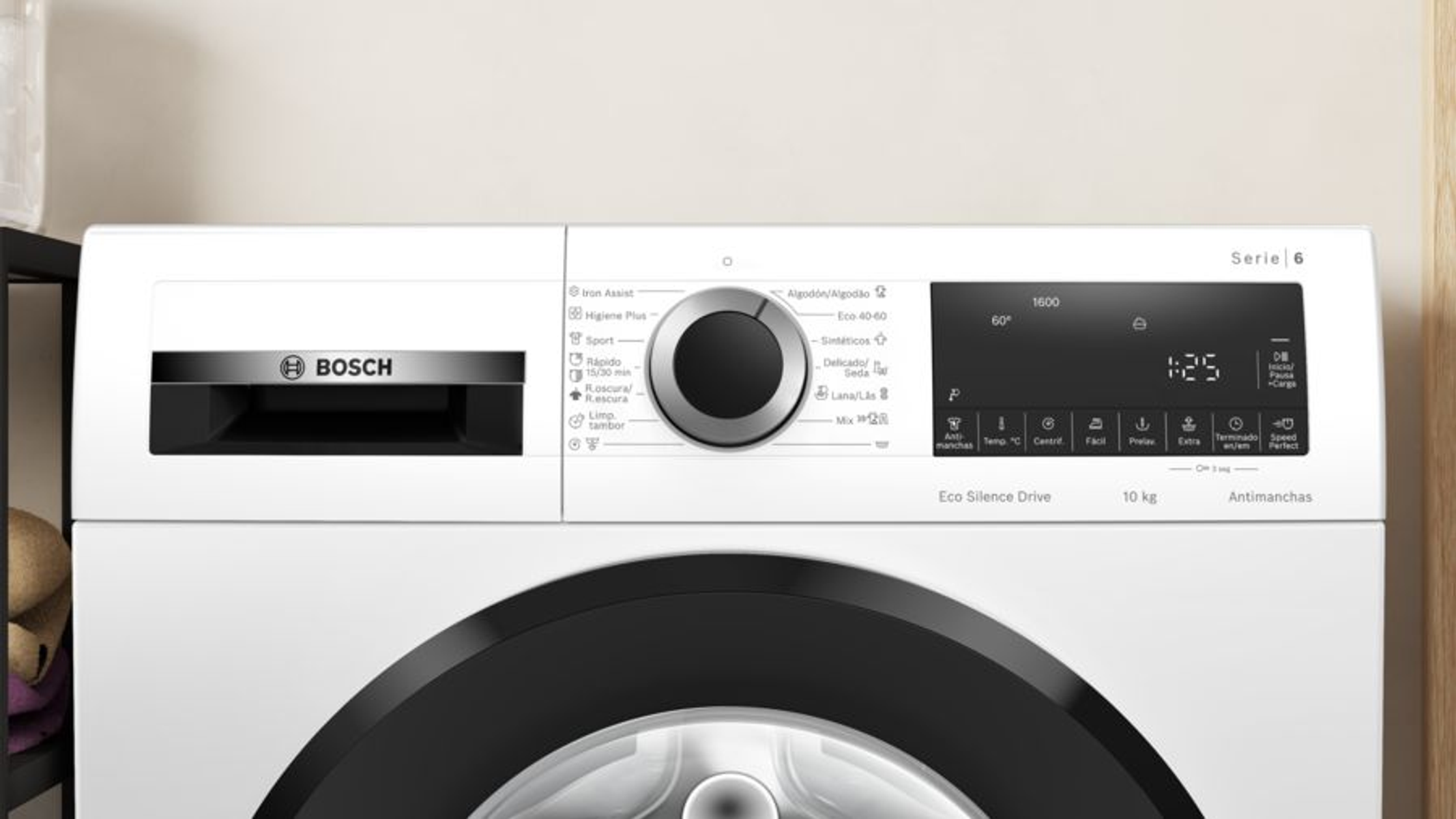 Primer plano del panel de control de una lavadora Bosch blanca. La pantalla muestra ajustes y tiempo.