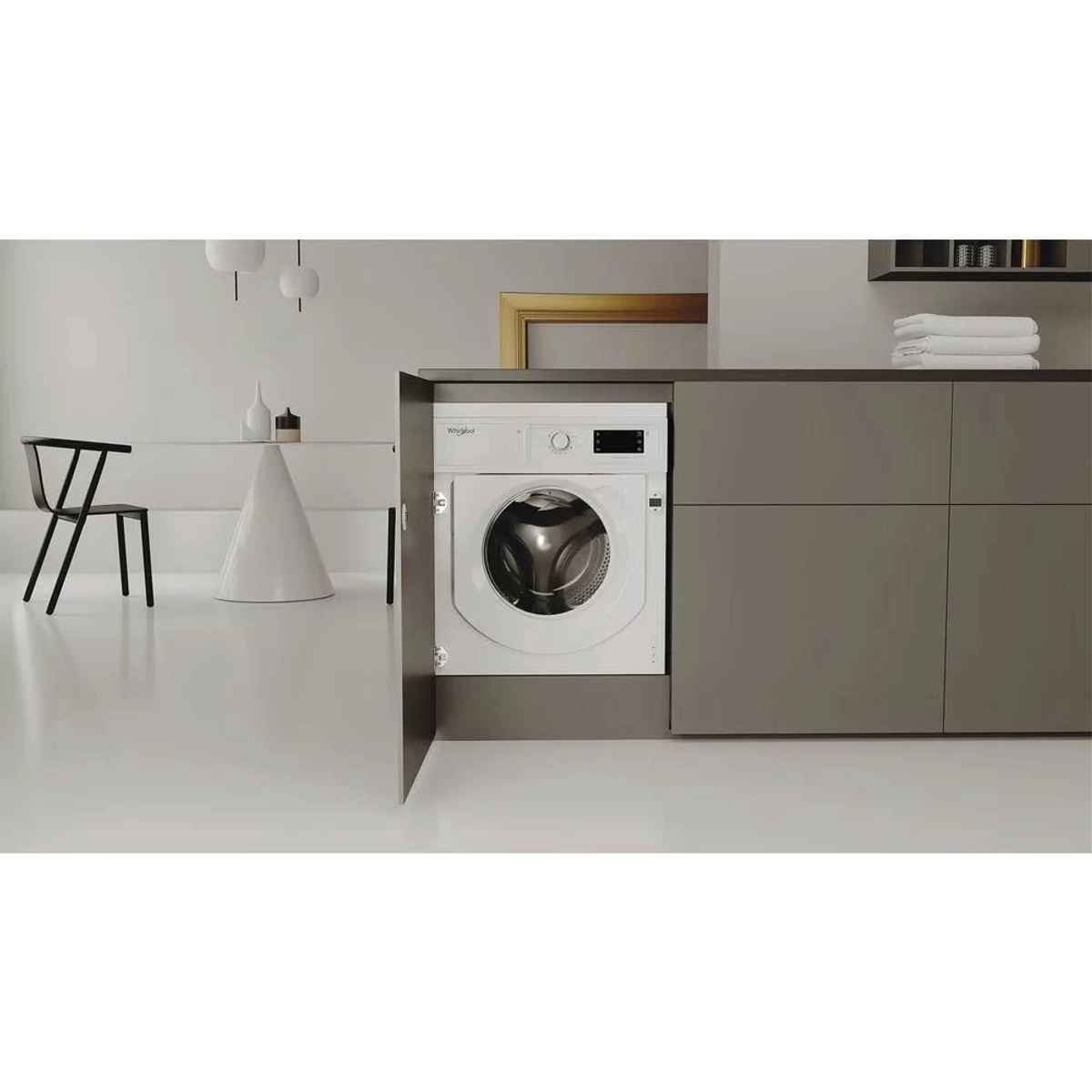 Lavatrice Whirlpool bianca integrata in un mobile da cucina.