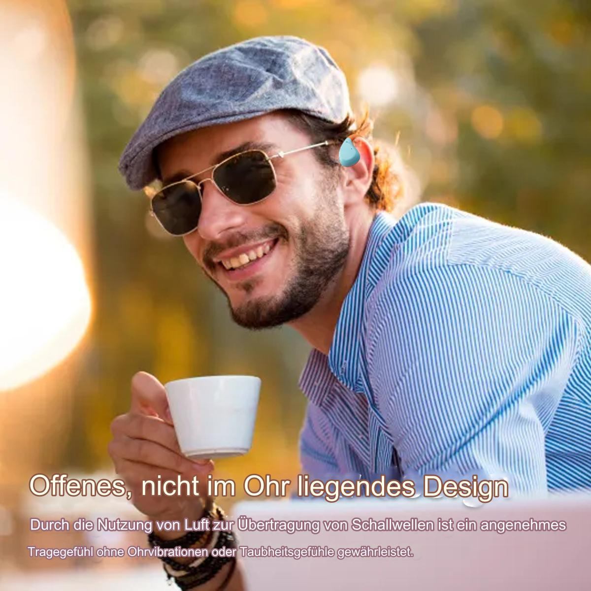 Lachender Mann mit Sonnenbrille und Mütze, hält eine weiße Tasse.