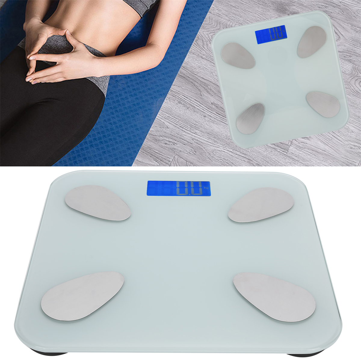 Eine Frau liegt auf einer blauen Matte, neben einer digitalen Badezimmerwaage.