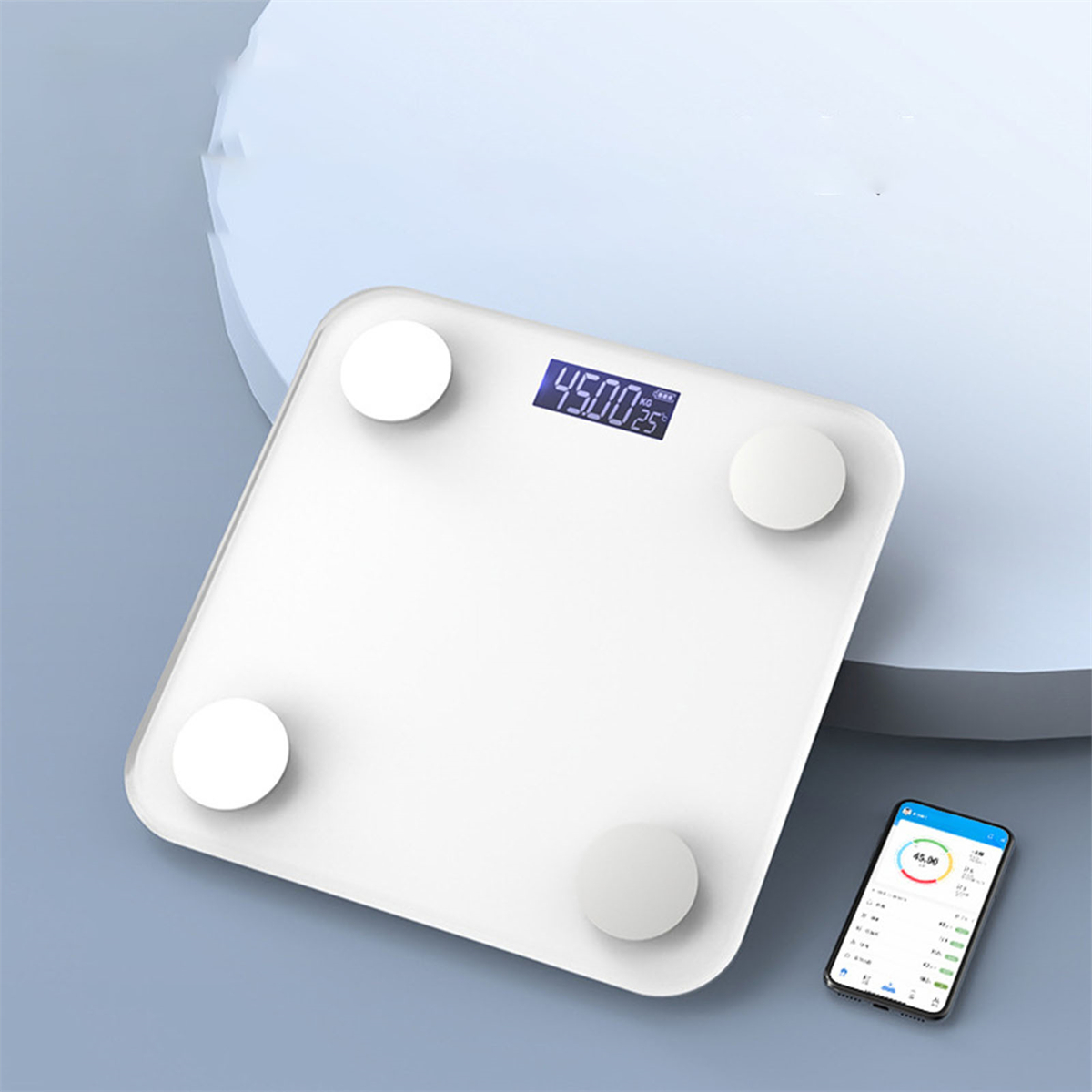Weiße Smart-Waage mit Anzeige 45,00 kg, mit Telefon, das Daten anzeigt, weißer Hintergrund.