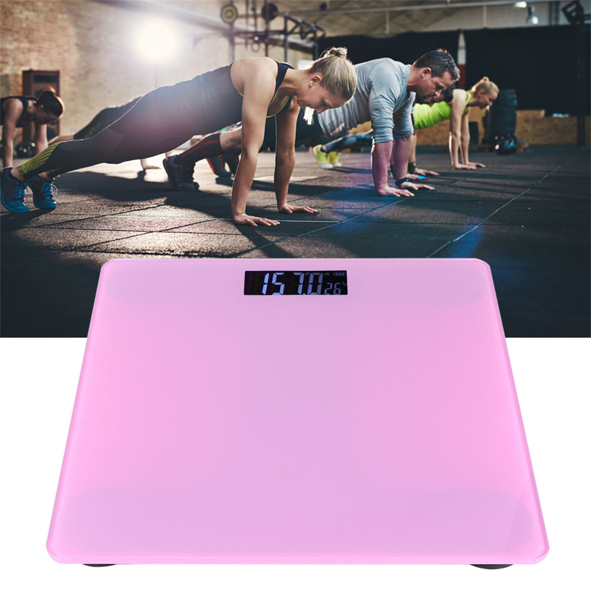 Eine rosa Waage zeigt 157,0. Im Hintergrund machen Leute Liegestütze, im Fitnessstudio.