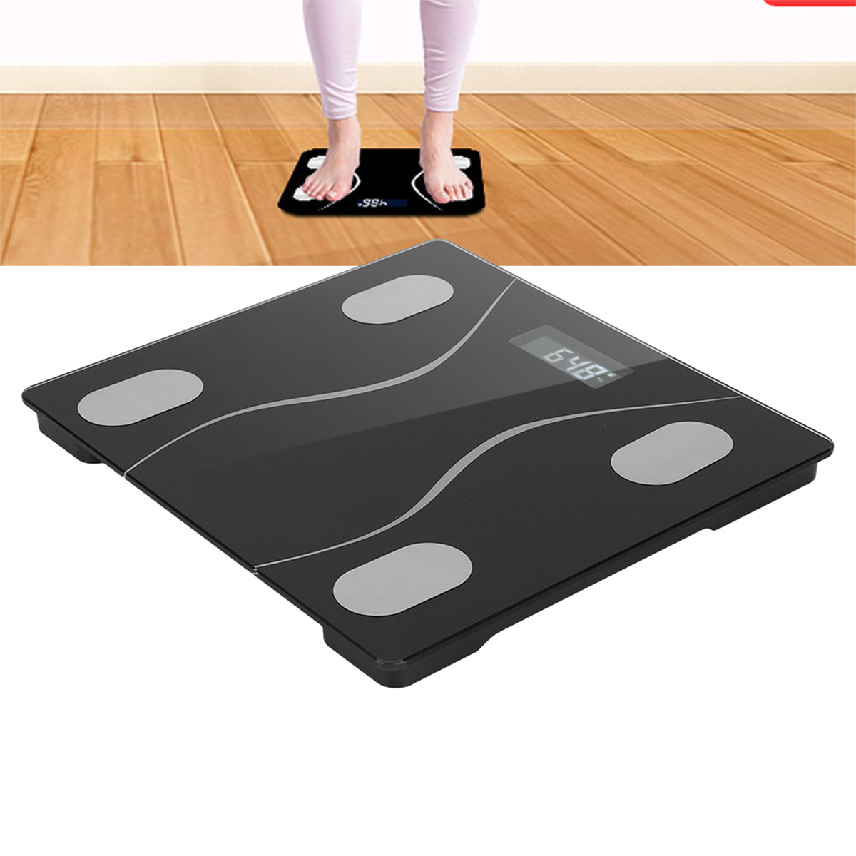 Eine schwarze Digitalwaage auf einem Holzboden mit Füßen. Die Waage zeigt 6,48.