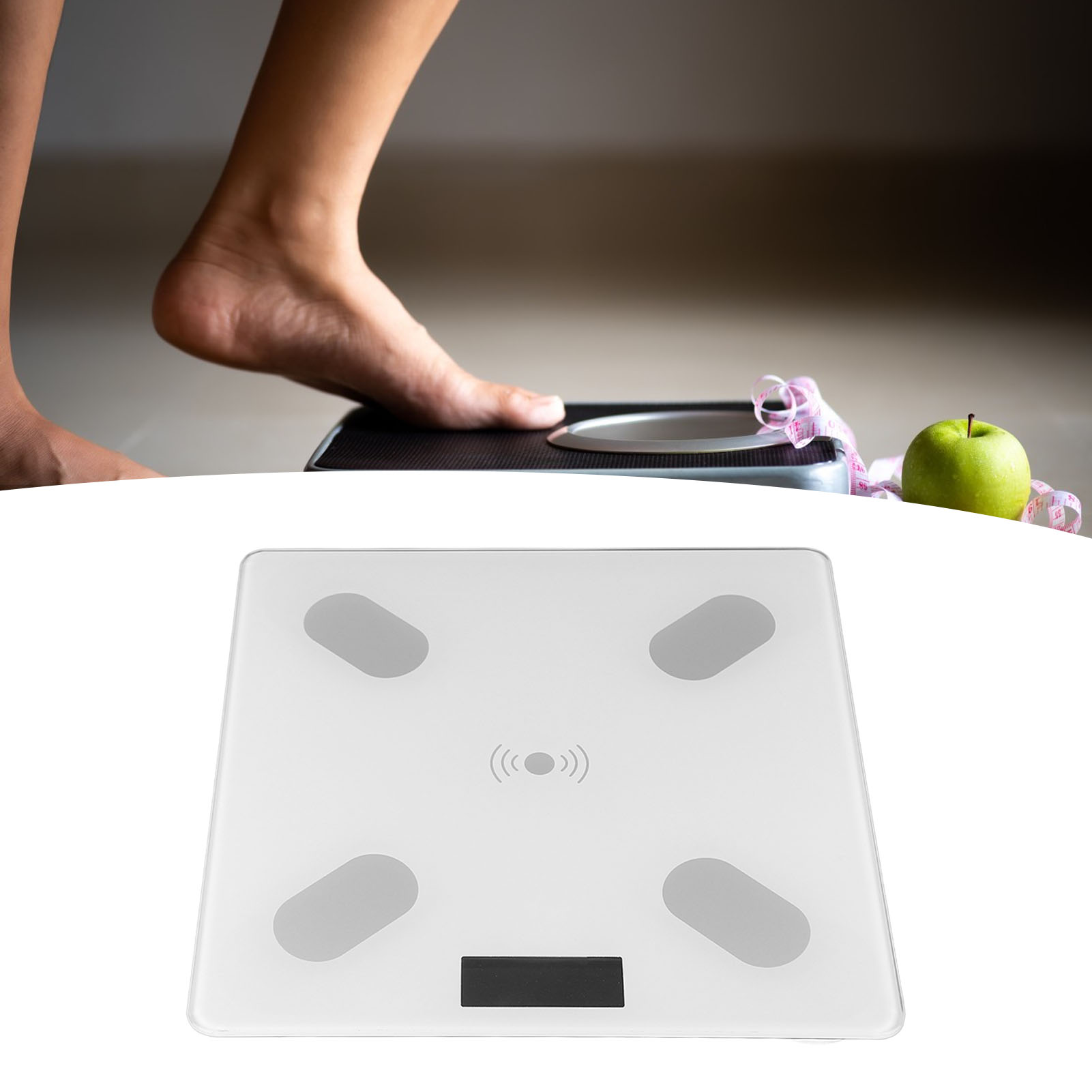 Person tritt auf eine digitale Waage, daneben Apfel und Maßband.