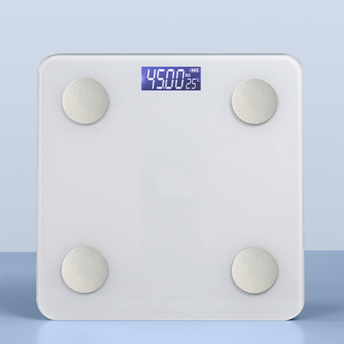 Eine weiße Digitalwaage mit einer blauen Anzeige, die 45,00 kg anzeigt, auf einer blauen Oberfläche.