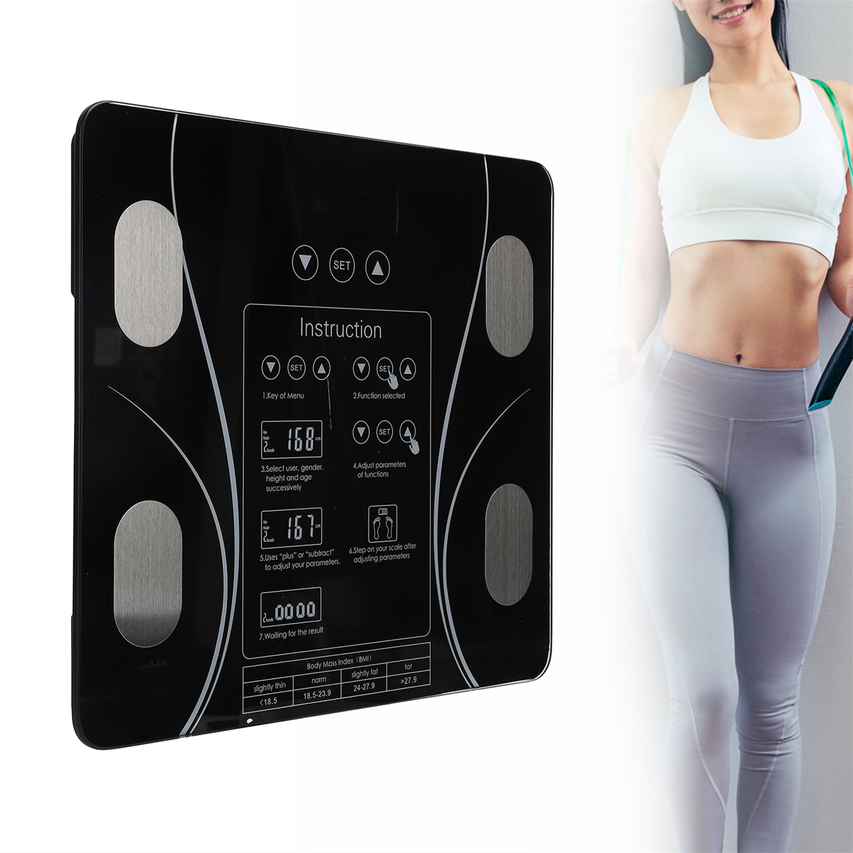 Schwarze Smartwaage mit Anweisungen und eine Frau in Sportkleidung mit Springseil.