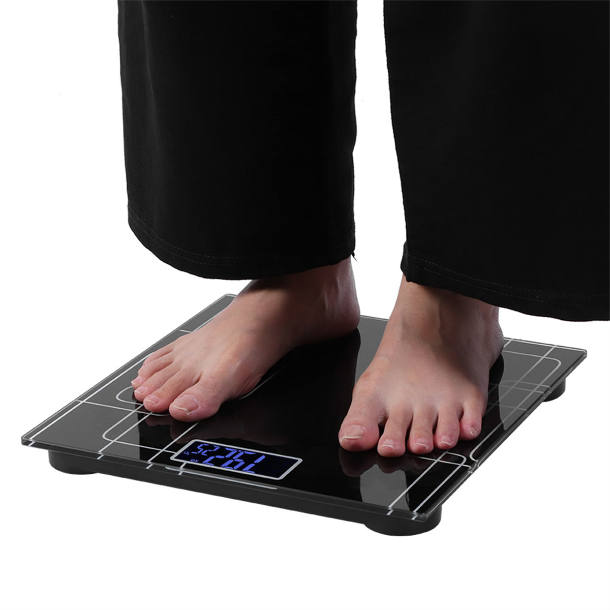 Füße einer Person auf einer schwarzen Digitalwaage, die 192,6 anzeigt. Die Waage steht auf einer weißen Oberfläche.