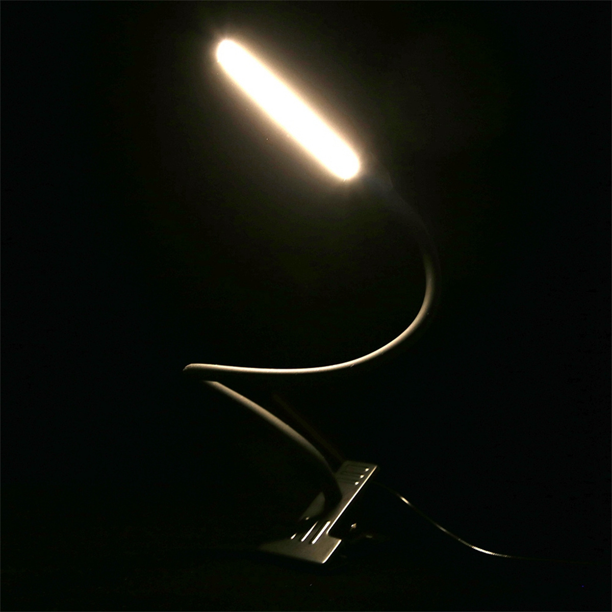 Eine flexible weiße LED-Lampe mit hellem Licht, Clip-Basis und schwarzem Hintergrund.
