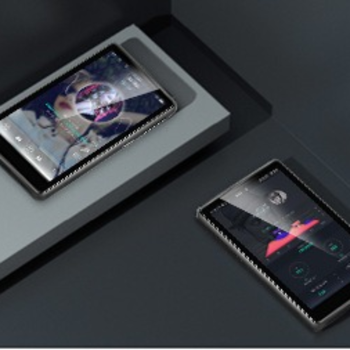 Zwei Tablets mit Bildschirmen, die Musikoberflächen anzeigen, auf dunkler Oberfläche platziert.