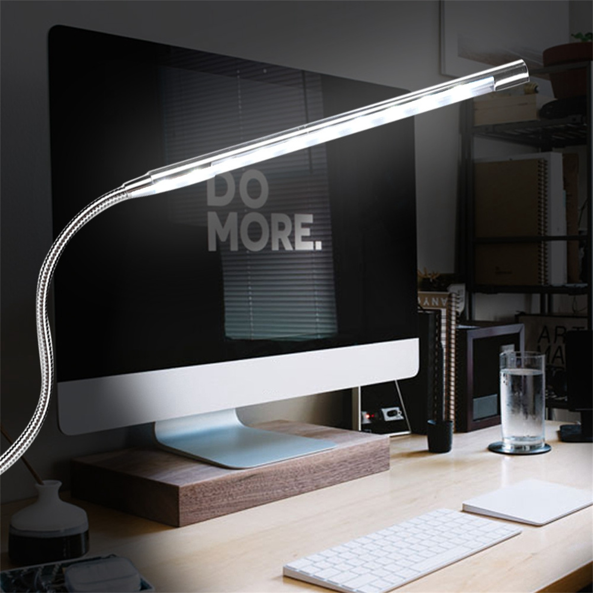 Flexible Schreibtischlampe mit LED-Lichtleiste. Der Hintergrund umfasst einen Computermonitor und eine Tastatur.