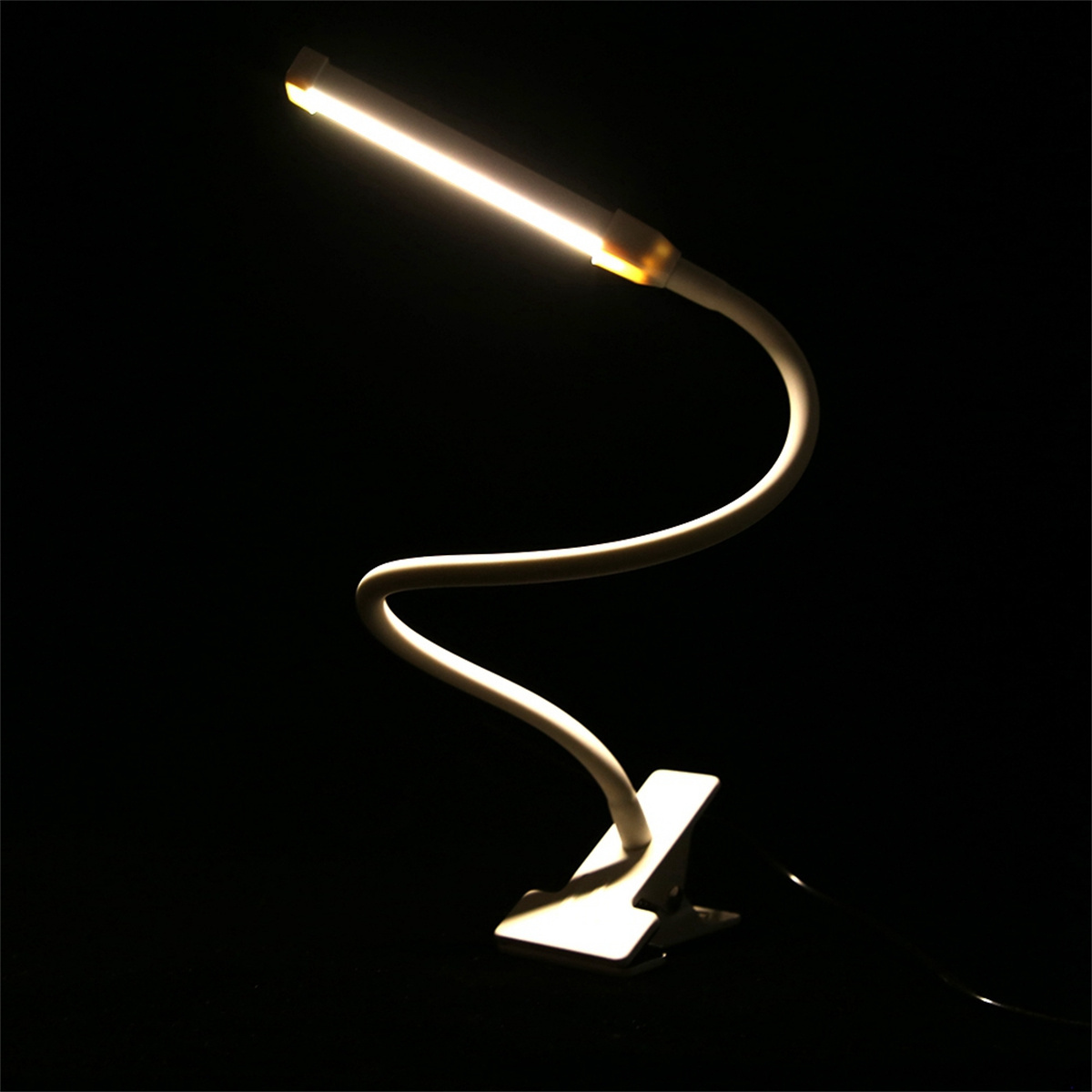 Weiße Schreibtischlampe mit flexiblem Hals, Licht an. Schwarzer Hintergrund.