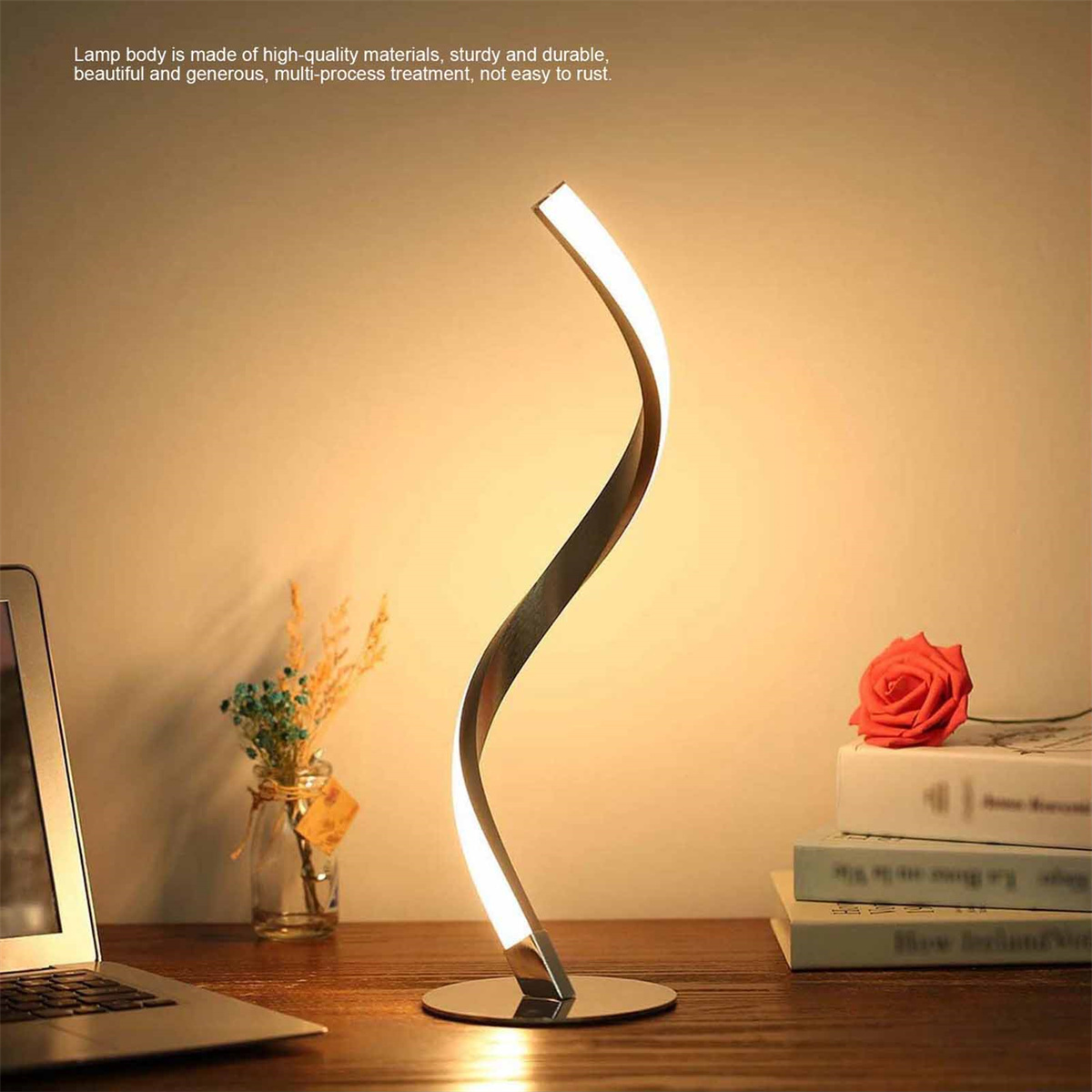 S-förmige Schreibtischlampe, silber und weiß, mit Rose und Büchern auf dem Tisch.
