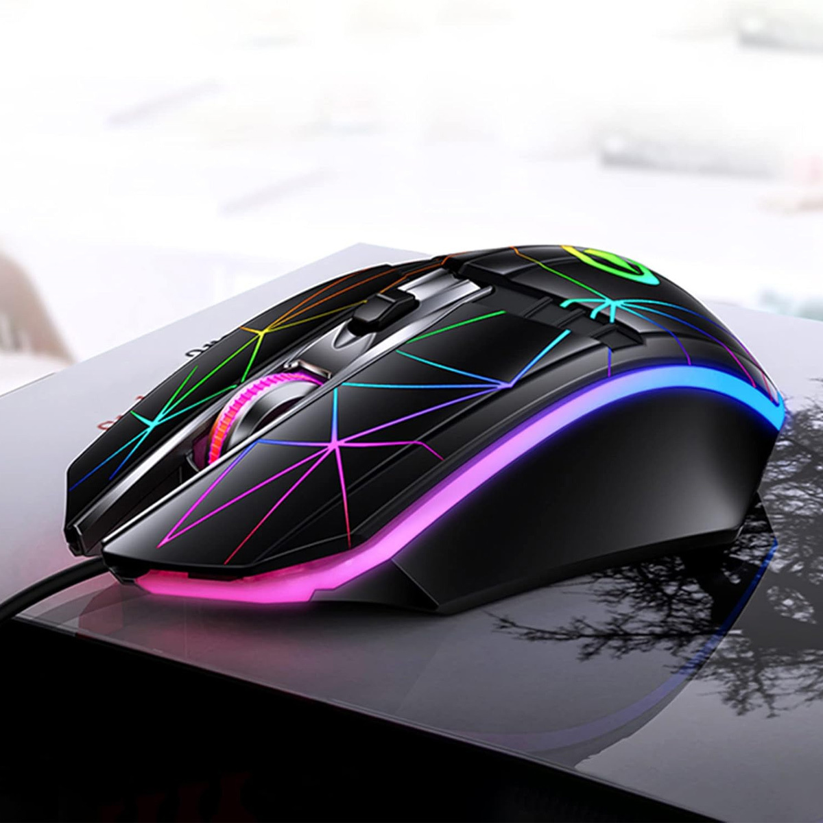 Gaming-Maus mit LED-Leuchten. Sie ist schwarz, mit bunten Lichtern an den Rändern und oben.