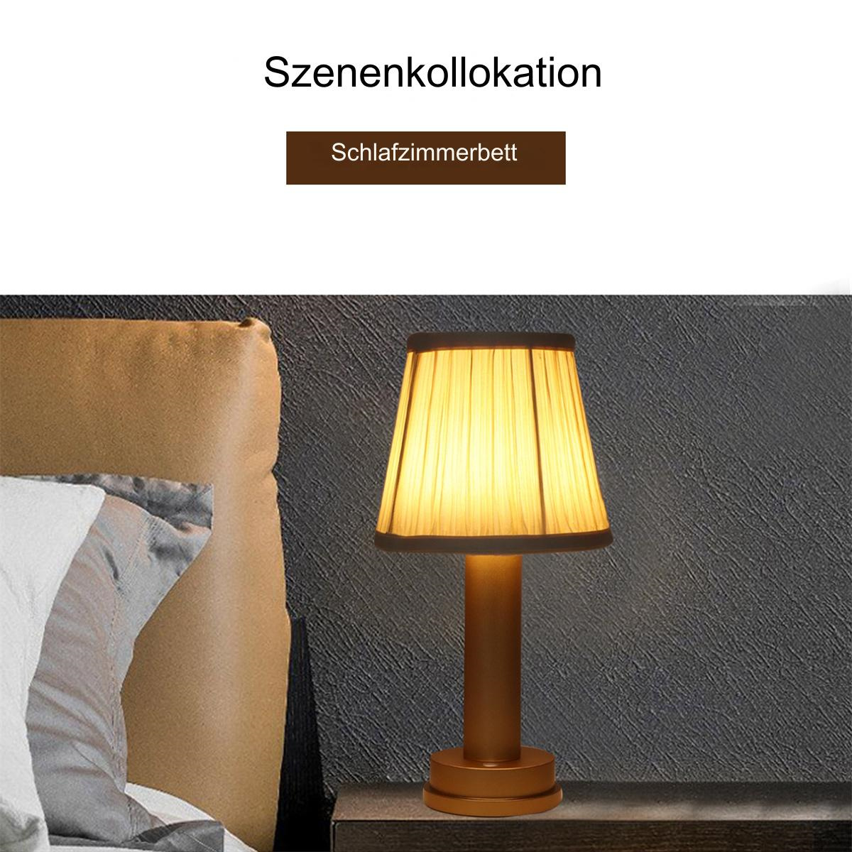 Eine Tischlampe auf einem Nachttisch in einem Schlafzimmer, mit einem Bett im Hintergrund.