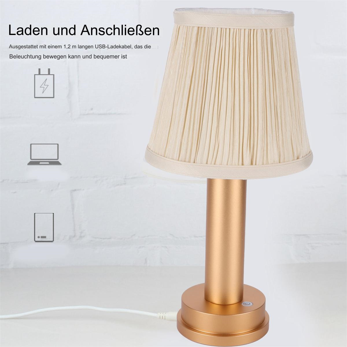 Goldene Lampe mit beigem Lampenschirm, weißem Hintergrund und einem Ladesymbol.