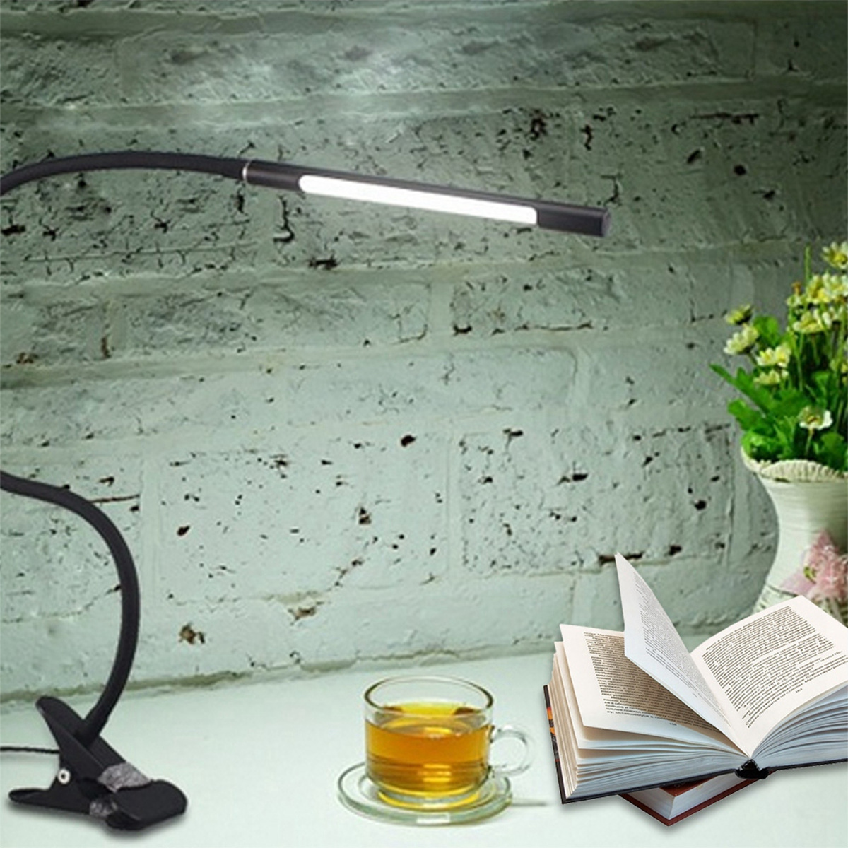 Schreibtischlampe mit flexiblem Hals. Ein Buch und eine Tasse Tee sind auf dem Schreibtisch sichtbar.