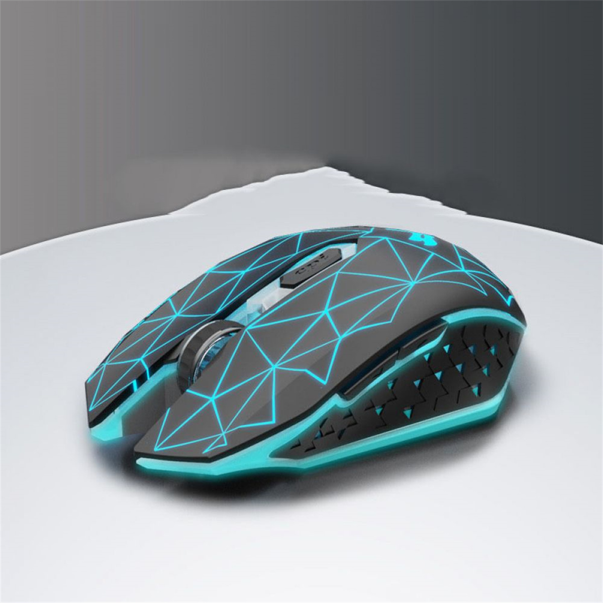 Schwarze Gaming-Maus mit blauen Lichtern und Muster. Vor weißem Hintergrund.