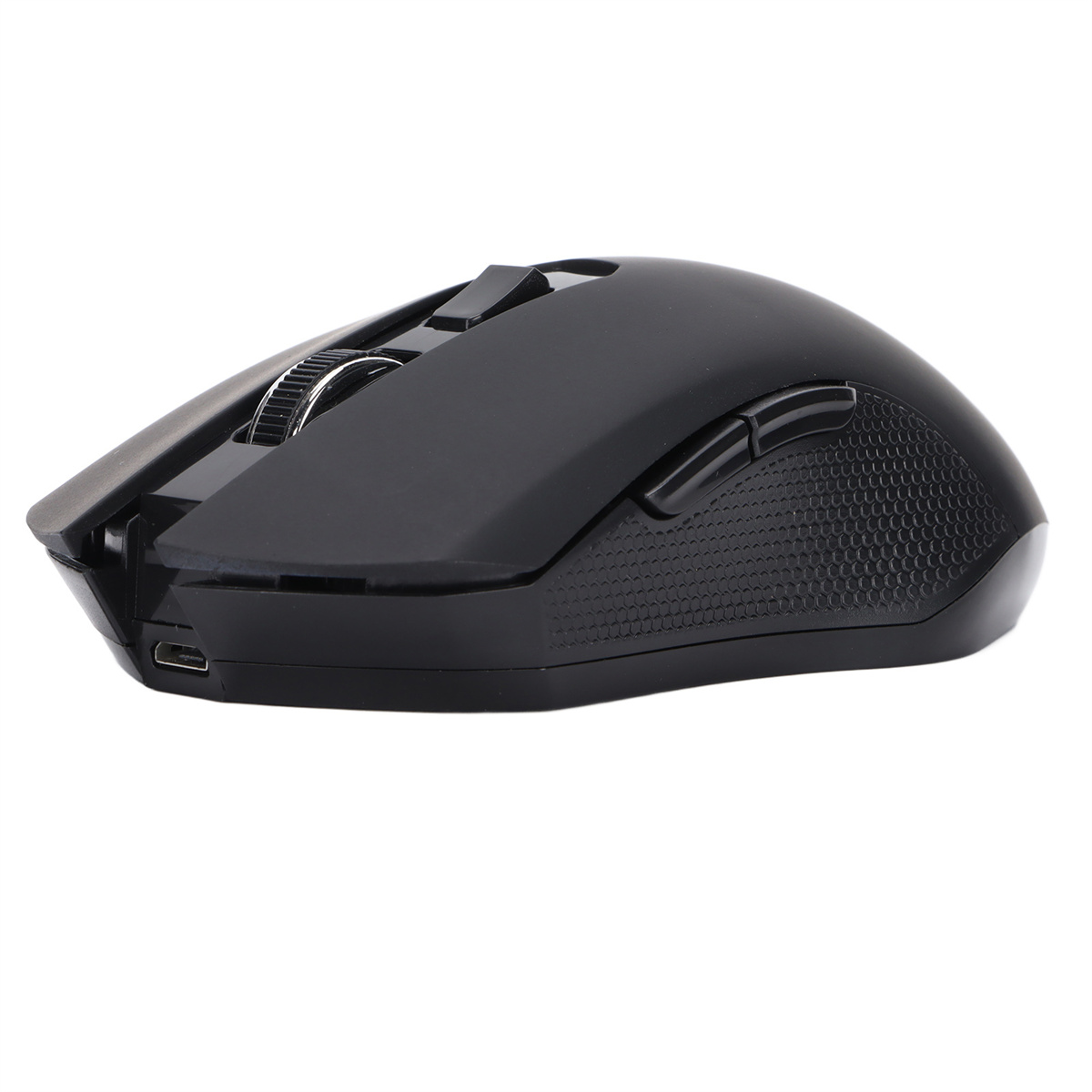 Schwarze kabellose Maus mit Scrollrad und Seitentasten. Sie hat einen USB-Anschluss und liegt auf weißem Untergrund.