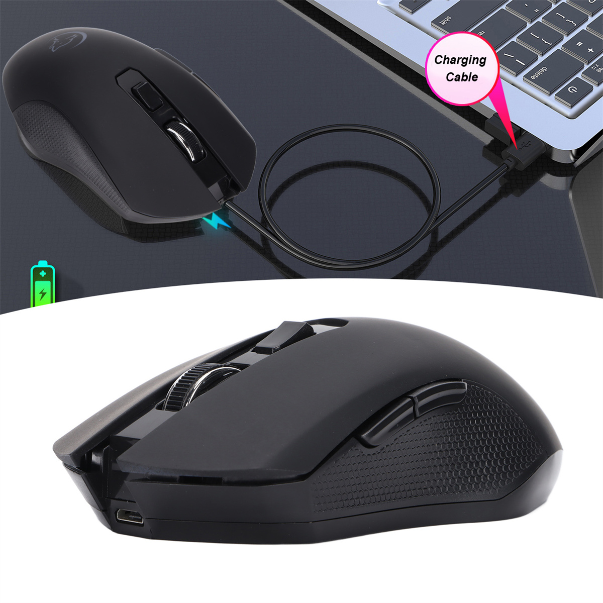 Zwei schwarze Funkmäuse mit einem Ladekabel, das an einen Laptop angeschlossen ist. Der Hintergrund ist dunkel.