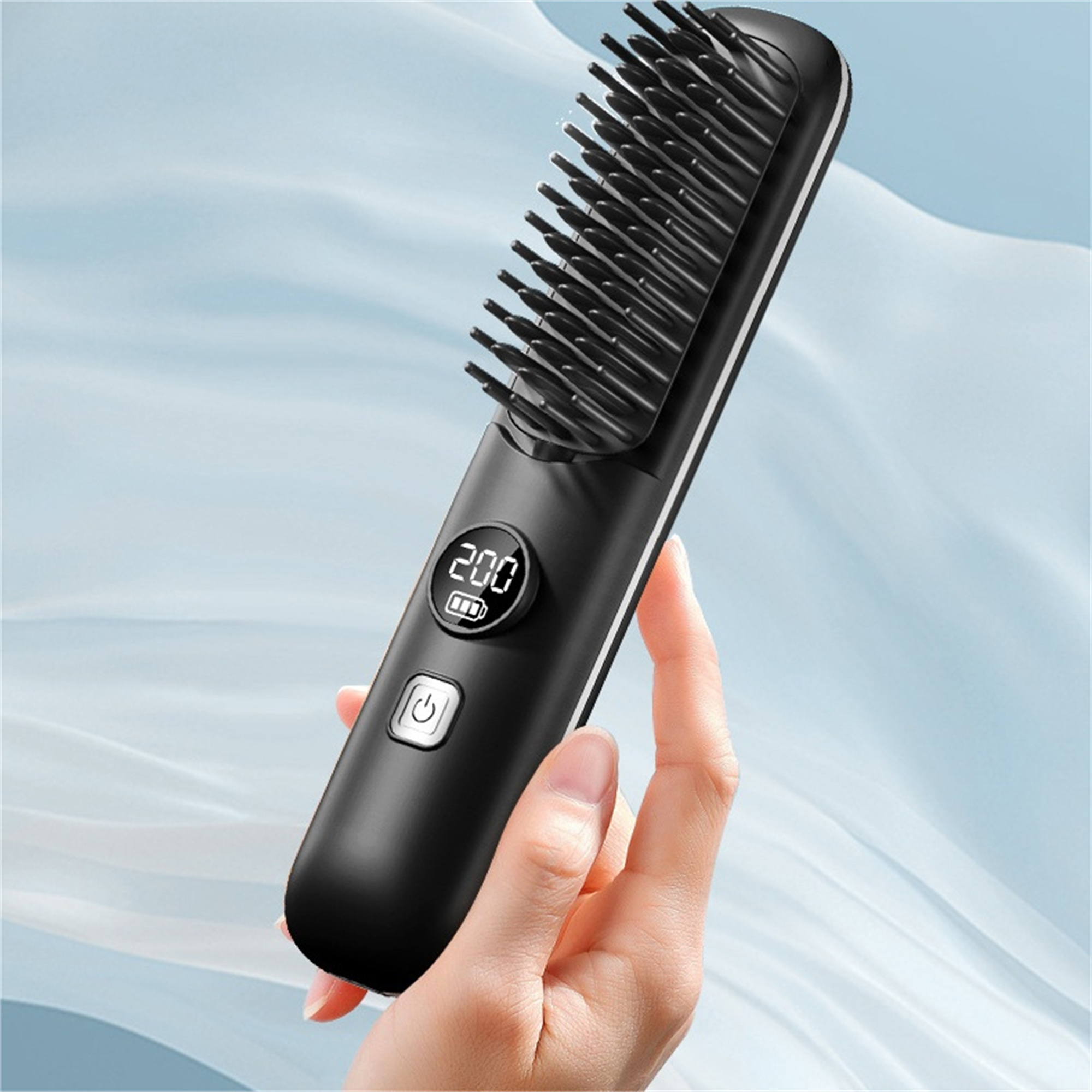 Eine schwarze Haarglättungsbürste mit Digitalanzeige, gehalten in einer Hand.