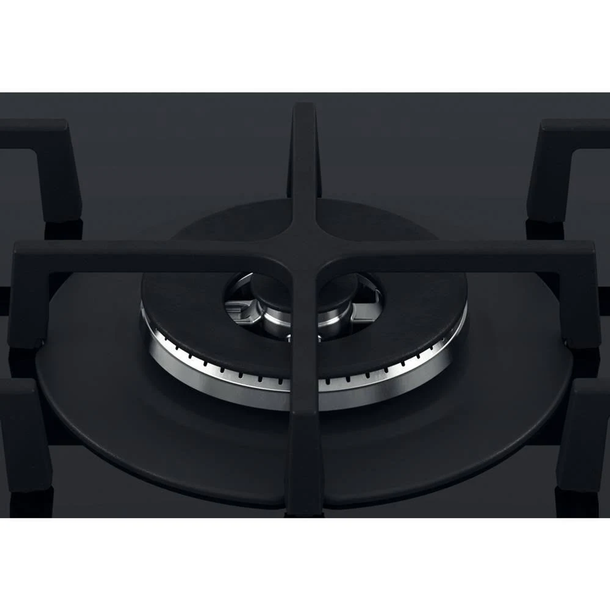 Zbliżenie na czarny palnik kuchenki gazowej z centralnym palnikiem i metalowymi wspornikami.