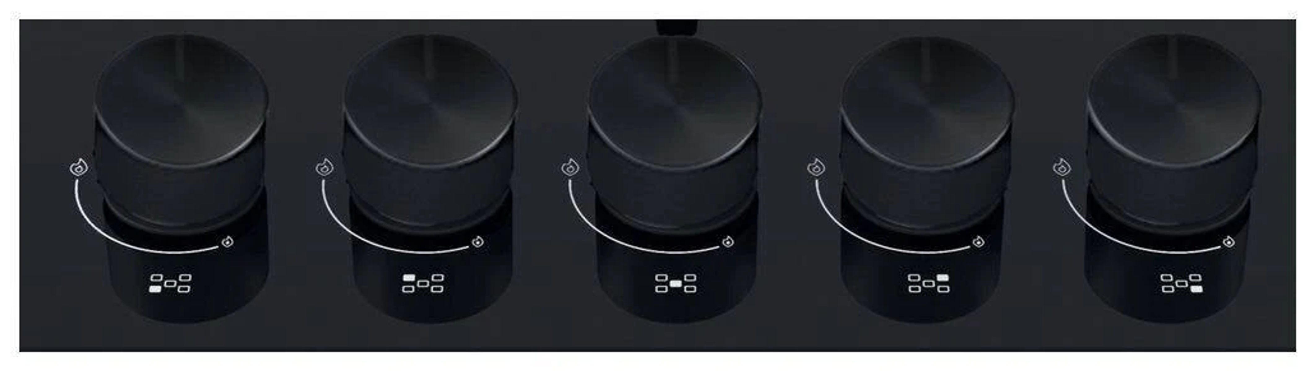 Zbliżenie pięciu czarnych pokręteł piekarnika na czarnej powierzchni, ustawionych w linii poziomej.