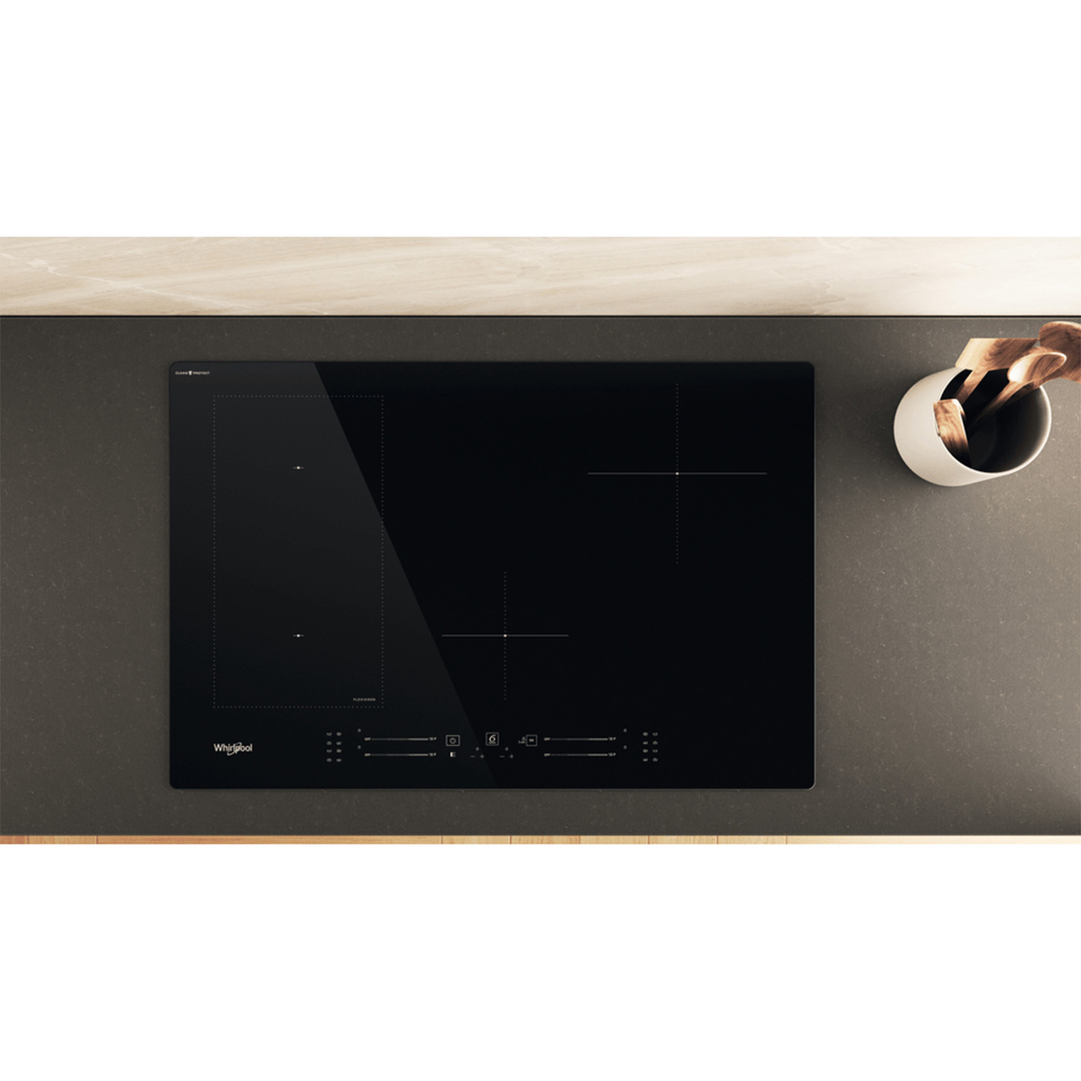 Widok z góry na czarną płytę indukcyjną na ciemnym blacie, ze strefami gotowania i elementami sterującymi.