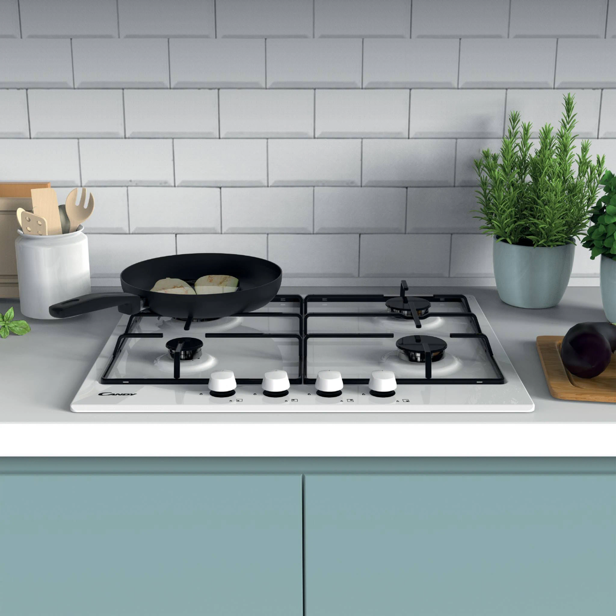 Scena kuchenna z białą płytą gazową, patelnią z jedzeniem i roślinami.