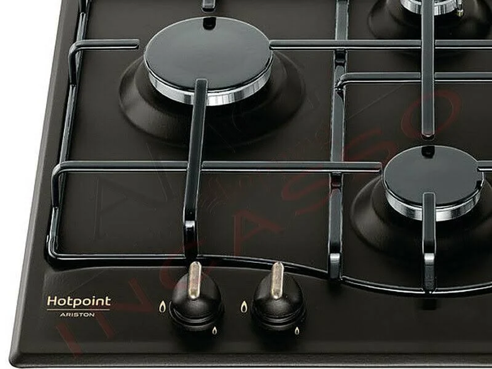 Zbliżenie czarnej kuchenki gazowej z czterema palnikami i pokrętłami.