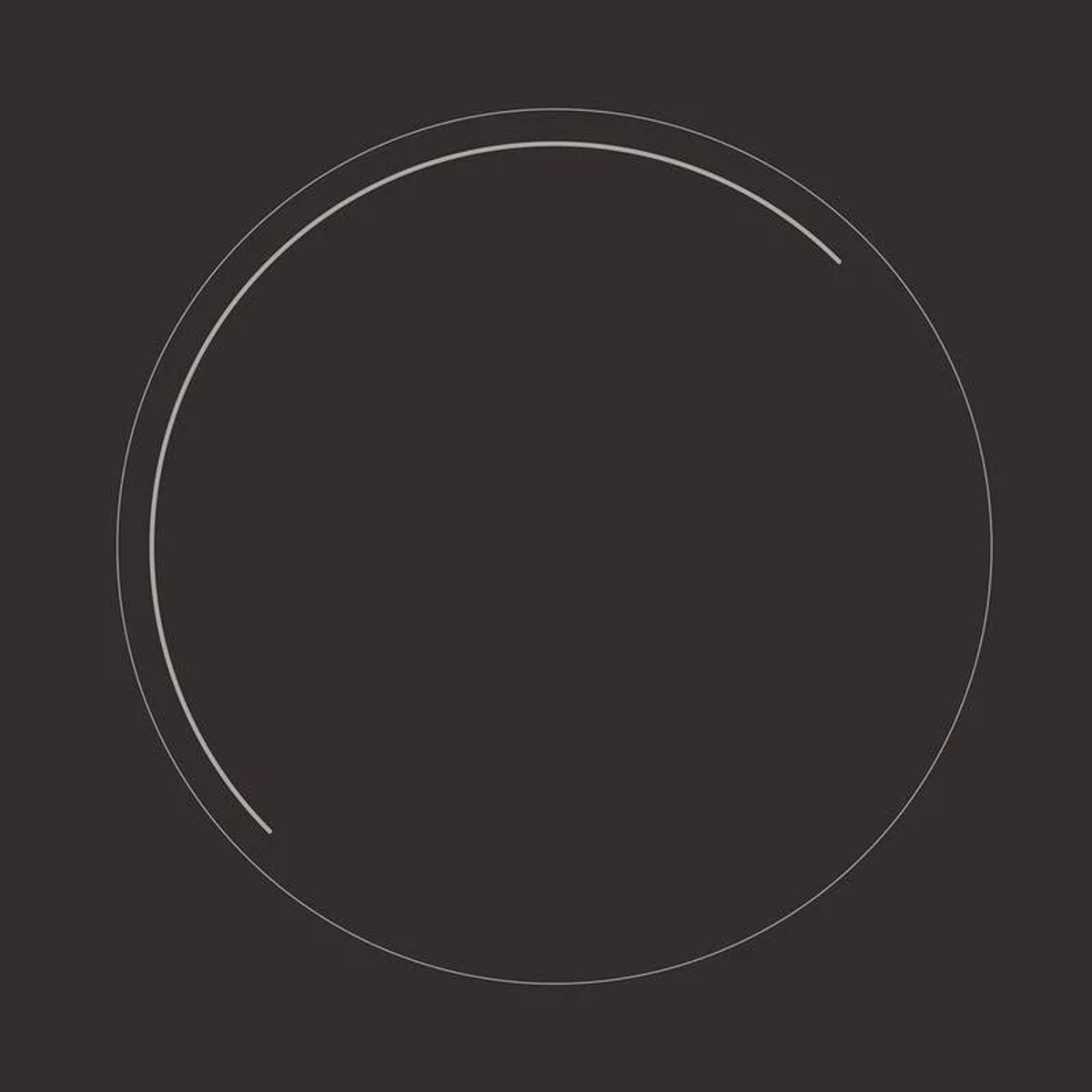 Ciemnoszary okrąg z jaśniejszym szarym półokręgiem, tworzący częściowy pierścień na ciemnym tle.