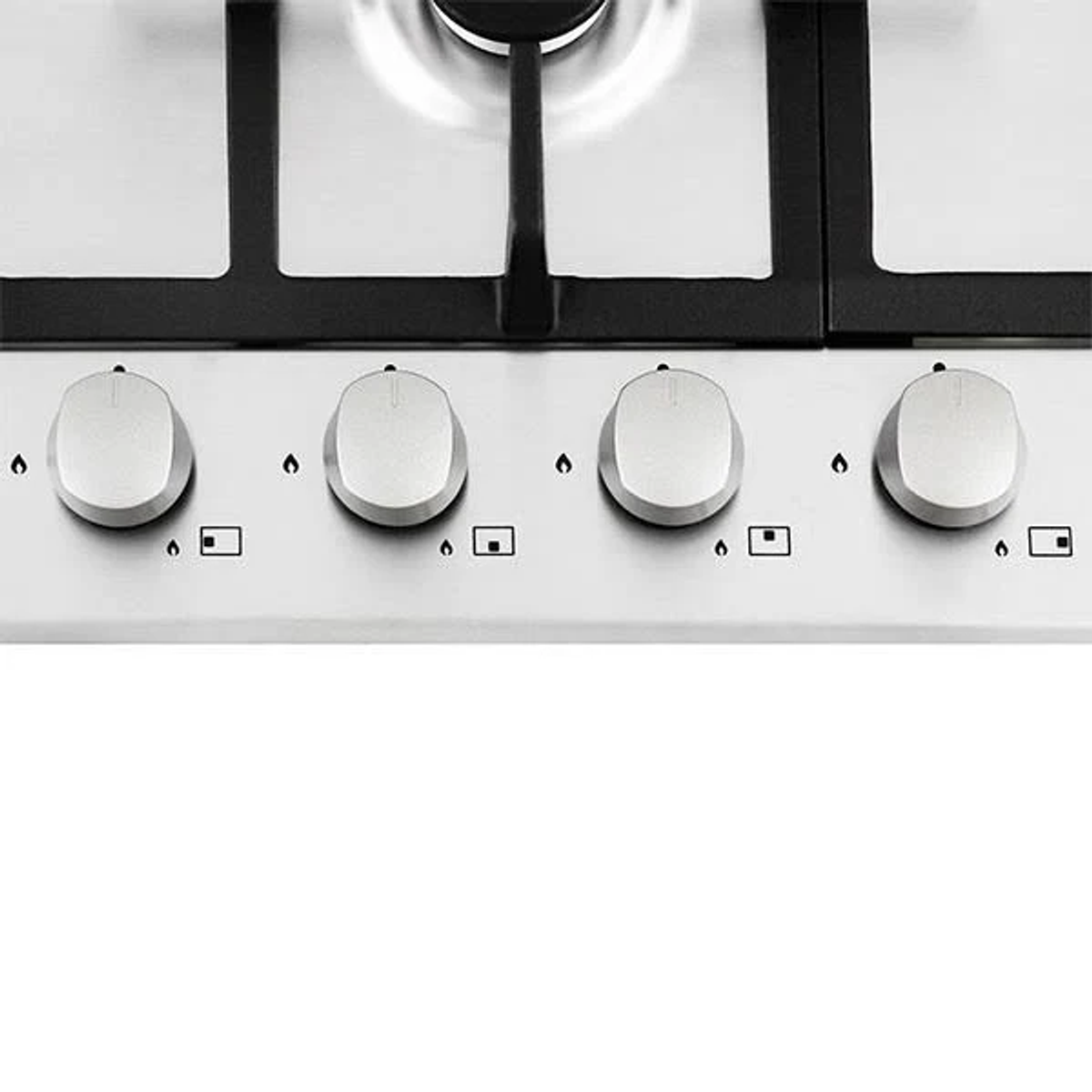 Zbliżenie srebrnych pokręteł na białej płycie kuchennej.