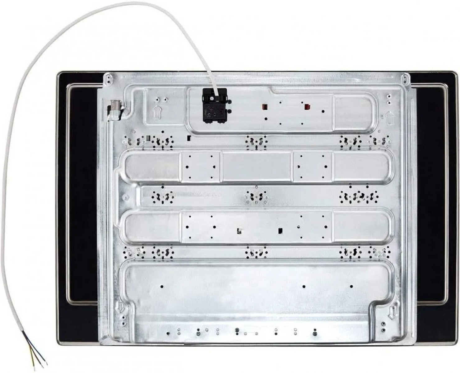 Spód czarnej płyty grzewczej. Widoczne elementy metalowe, okablowanie i punkty połączeń.