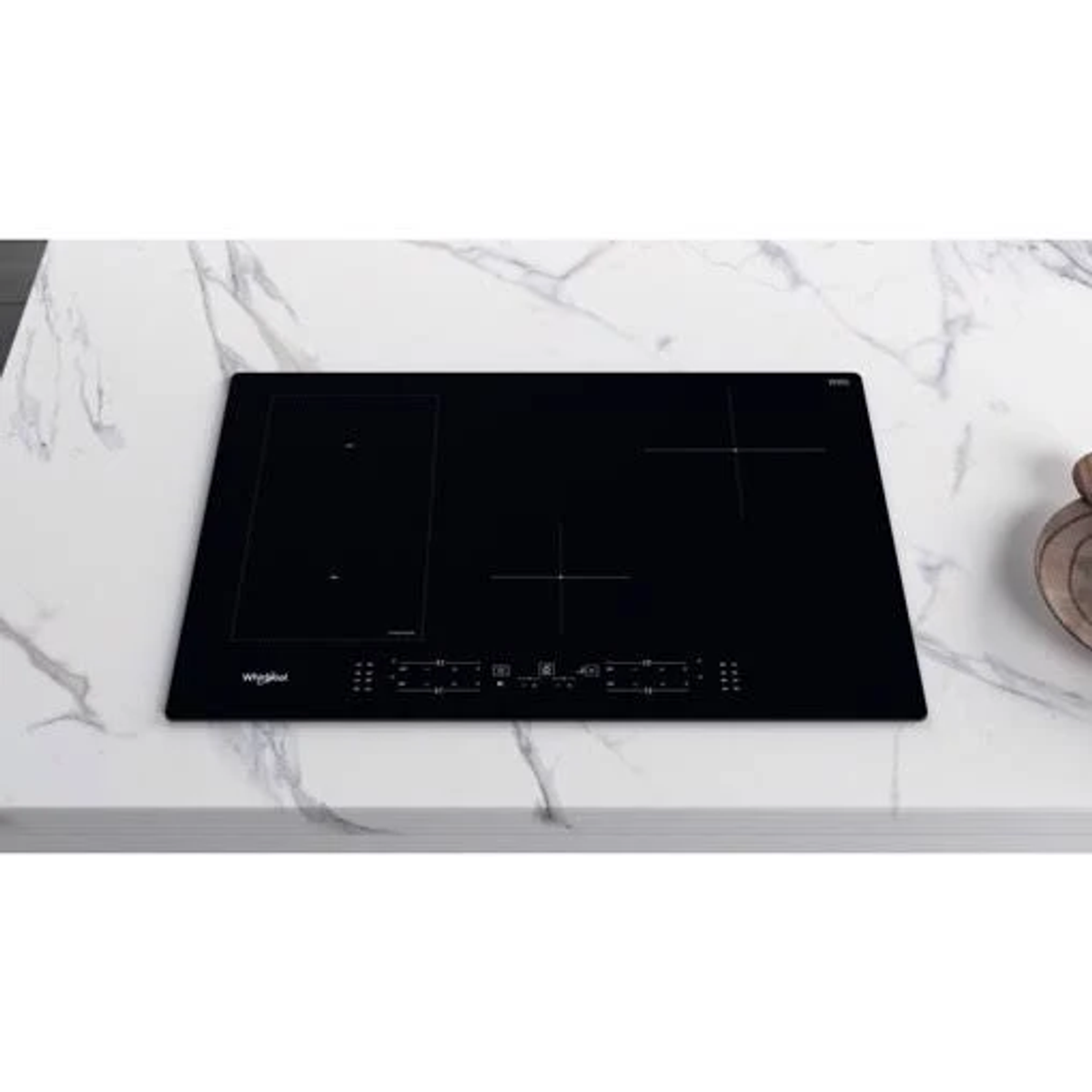 Czarna płyta indukcyjna na białym marmurowym blacie. Posiada trzy strefy gotowania i sterowanie dotykowe.
